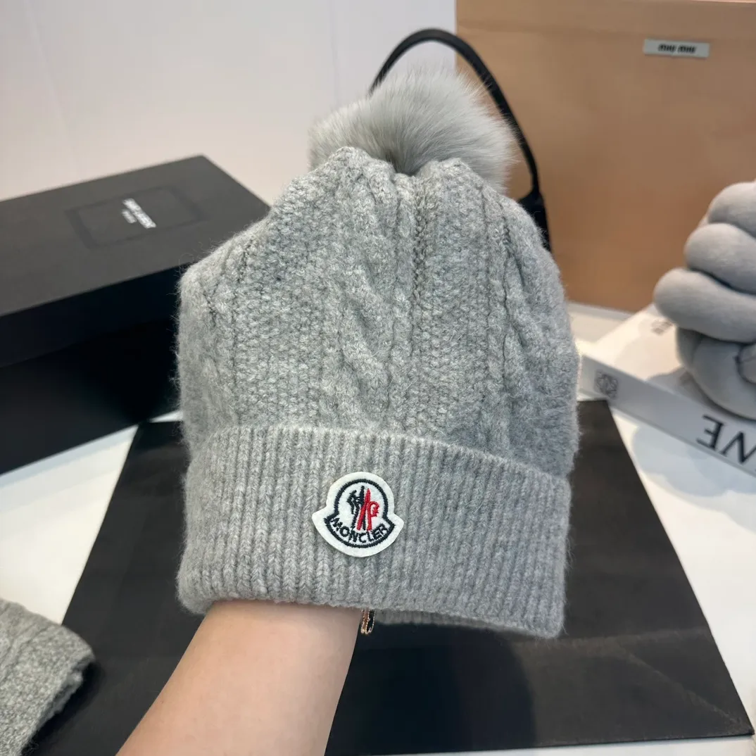P180 MONCLER Mouth Cover Suit♥️Original hat and scarf set! Made of rabbit velvet➕cashmere, with a 15cm fox fur ball, a real fur ball! Warm and fashionable 😱[愄火] Versatile style [Love] The texture is very good, comfortable and breathable [Hey ha] Looks good no matter how you match it [Shh] A must-have for fashionistas [Wit] 4 colors available❤️❤️Unisex, the ball can be removed