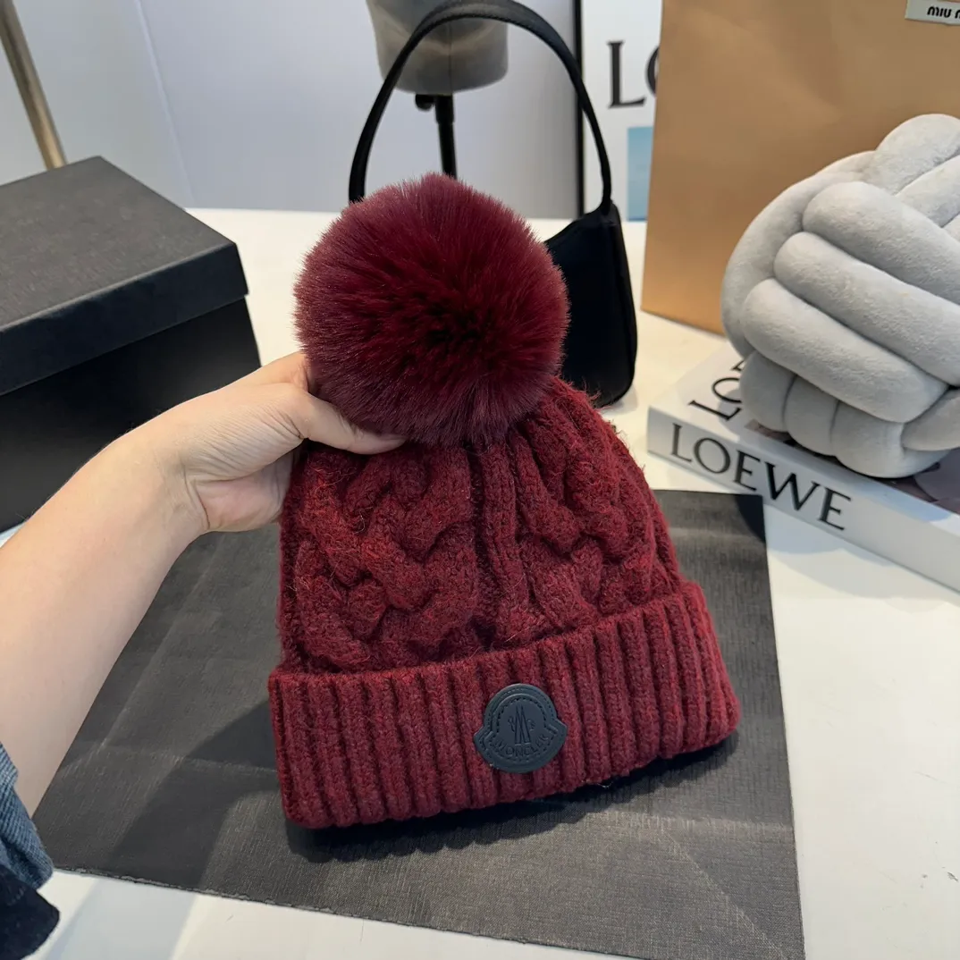 P70 Moncler 💥 Official website classic knitted hat, replica of the original. Very soft and skin-friendly, very elastic 💓 Textured and very versatile style ~ Warm cashmere woolen hat, one size fits all and elastic ~ Unisex, can be worn by any head size. Super quality, highly recommended