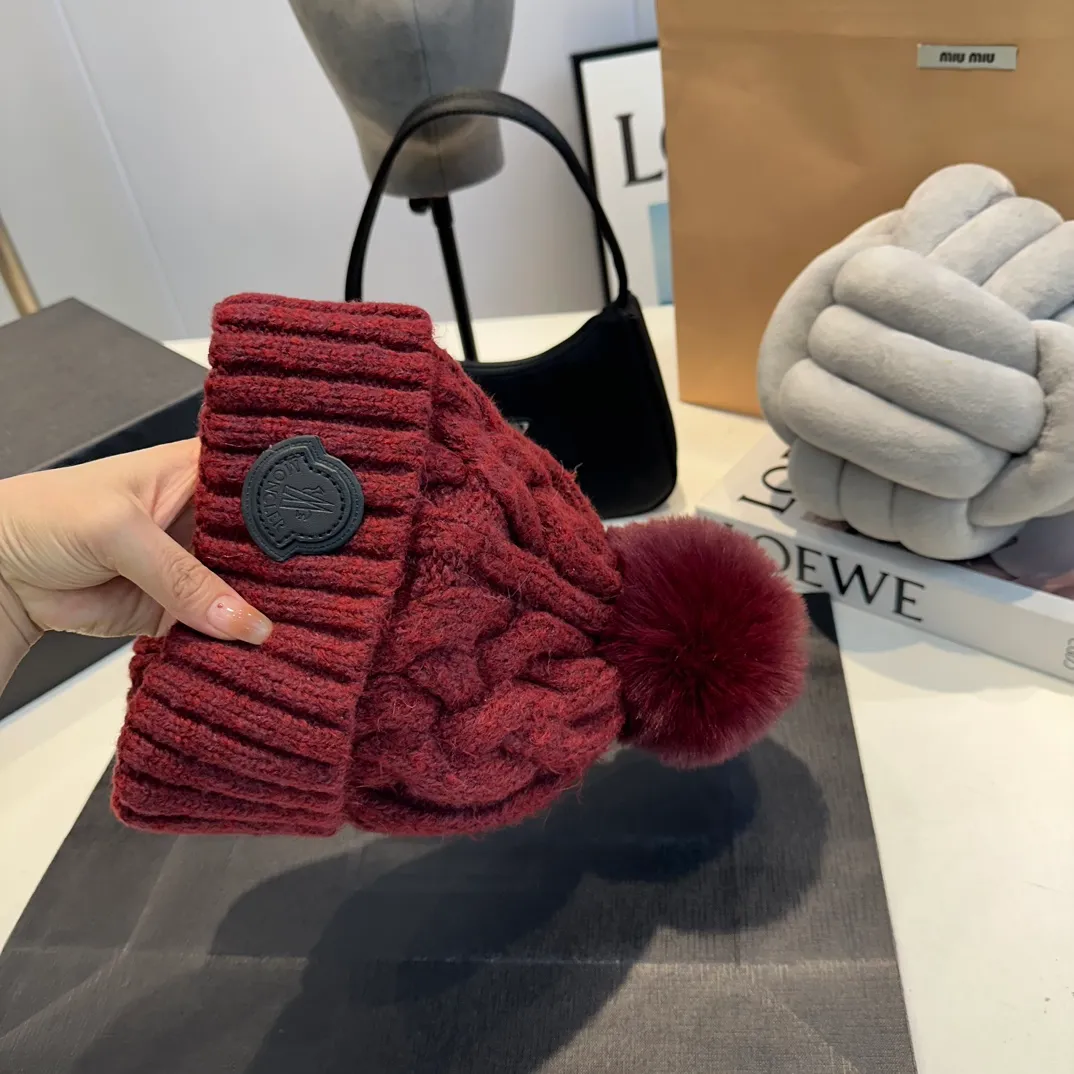 P70 Moncler 💥 Official website classic knitted hat, replica of the original. Very soft and skin-friendly, very elastic 💓 Textured and very versatile style ~ Warm cashmere woolen hat, one size fits all and elastic ~ Unisex, can be worn by any head size. Super quality, highly recommended