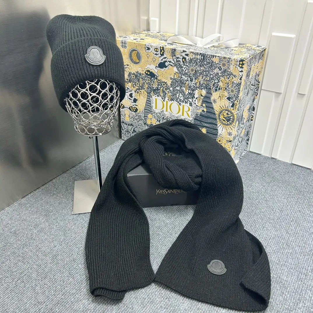 Cabbage price Moncler small leather label hat and scarf set🔥