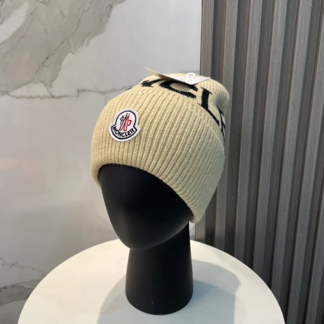 P60 Moncler 💥 Official website classic knitted hat, replica of the original. Very soft and skin-friendly, very elastic 💓 Textured and very versatile style ~ Warm cashmere woolen hat, one size fits all and elastic ~ Unisex, can be worn by any head size. Super quality, highly recommended