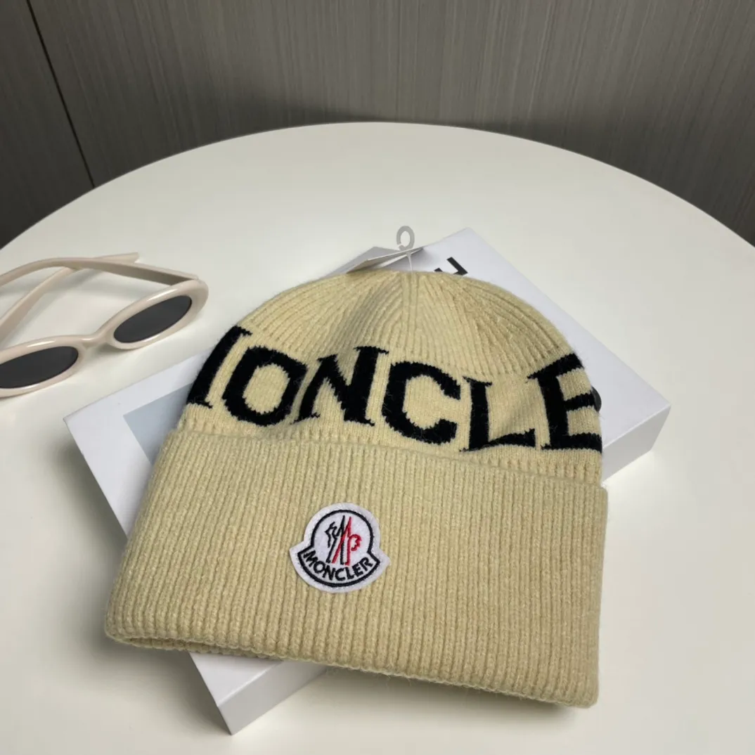 P60 Moncler 💥 Official website classic knitted hat, replica of the original. Very soft and skin-friendly, very elastic 💓 Textured and very versatile style ~ Warm cashmere woolen hat, one size fits all and elastic ~ Unisex, can be worn by any head size. Super quality, highly recommended