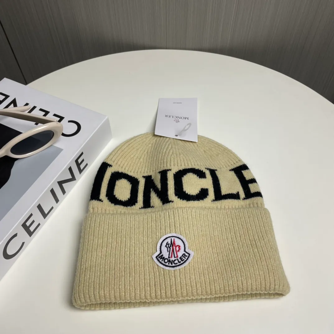 P60 Moncler 💥 Official website classic knitted hat, replica of the original. Very soft and skin-friendly, very elastic 💓 Textured and very versatile style ~ Warm cashmere woolen hat, one size fits all and elastic ~ Unisex, can be worn by any head size. Super quality, highly recommended