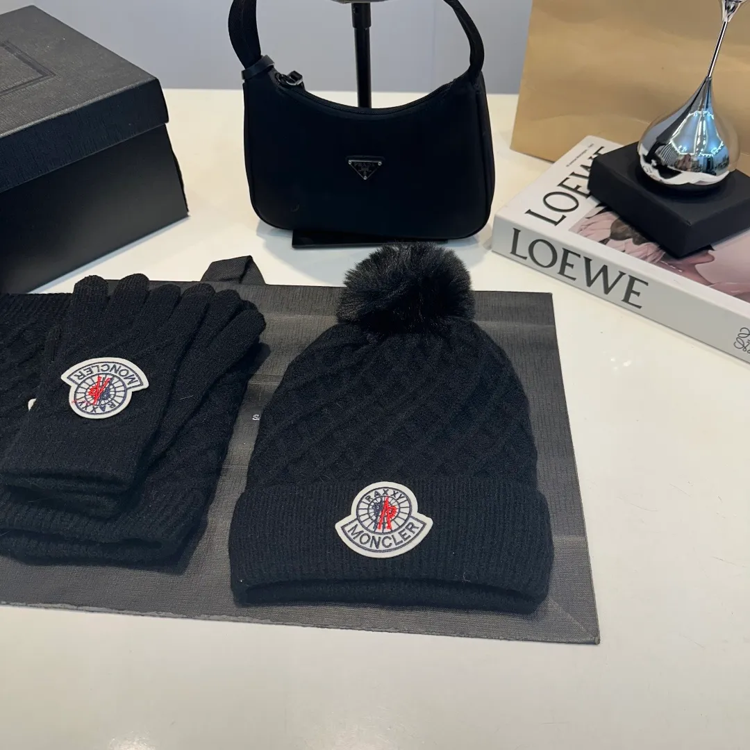 P160 Moncler muzzle suit 2025 autumn and winter style cuffed wool knitted beanie + scarf + gloves High quality customization! This must be my favorite of minimalism. It is clean, neat, fashionable and versatile, and will definitely not be picky about your face shape! A fashionable classic that lasts forever!
