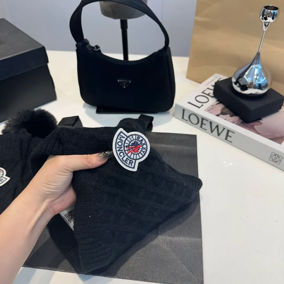 P160 Moncler muzzle suit 2025 autumn and winter style cuffed wool knitted beanie + scarf + gloves High quality customization! This must be my favorite of minimalism. It is clean, neat, fashionable and versatile, and will definitely not be picky about your face shape! A fashionable classic that lasts forever!
