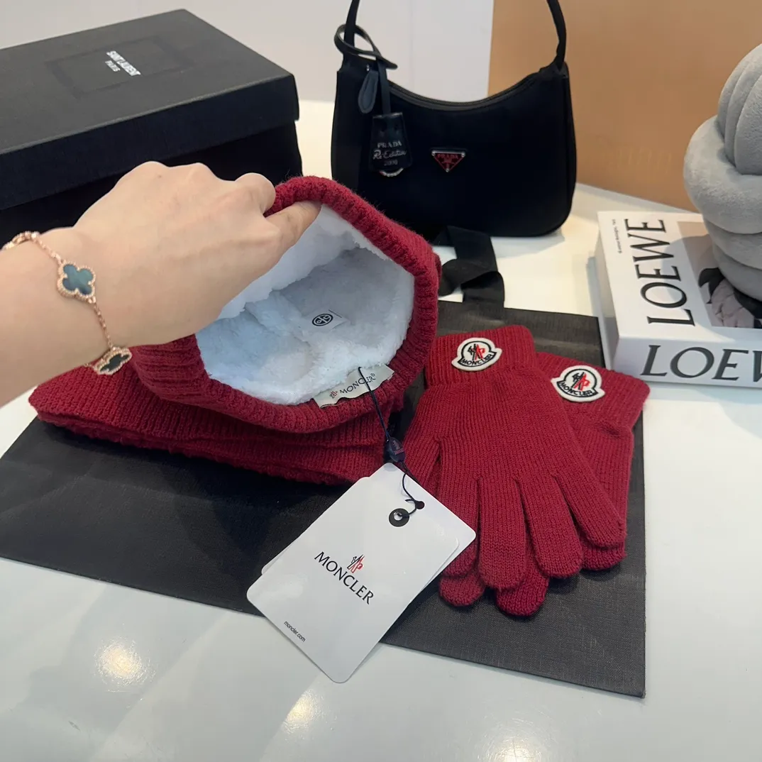 P180 Moncler autumn and winter counter model knitted beanie + scarf + gloves three-piece set, classic pattern, warm and fashionable! Fashionable and popular 🌸First-class texture, pure wool