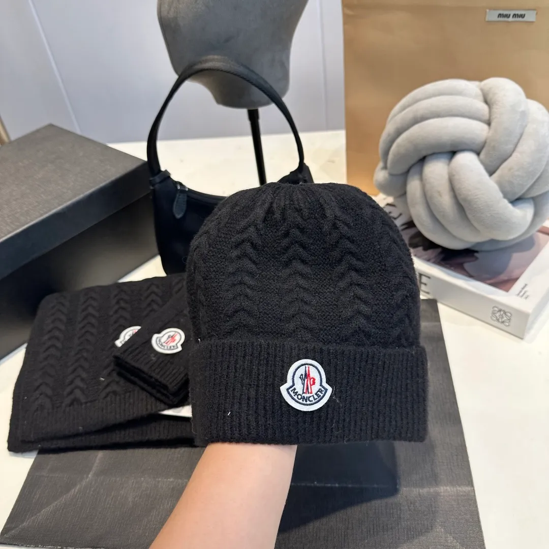 P160 Moncler muzzle suit autumn and winter style cuffed wool knitted beanie High quality customization! This must be my favorite of minimalism. It is clean, neat, fashionable and versatile, and will definitely not be picky about your face shape! A fashionable classic that lasts forever! Both men and women are welcome!