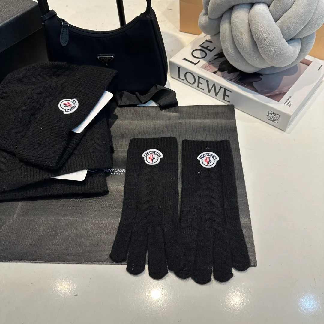 P160 Moncler muzzle suit autumn and winter style cuffed wool knitted beanie High quality customization! This must be my favorite of minimalism. It is clean, neat, fashionable and versatile, and will definitely not be picky about your face shape! A fashionable classic that lasts forever! Both men and women are welcome!
