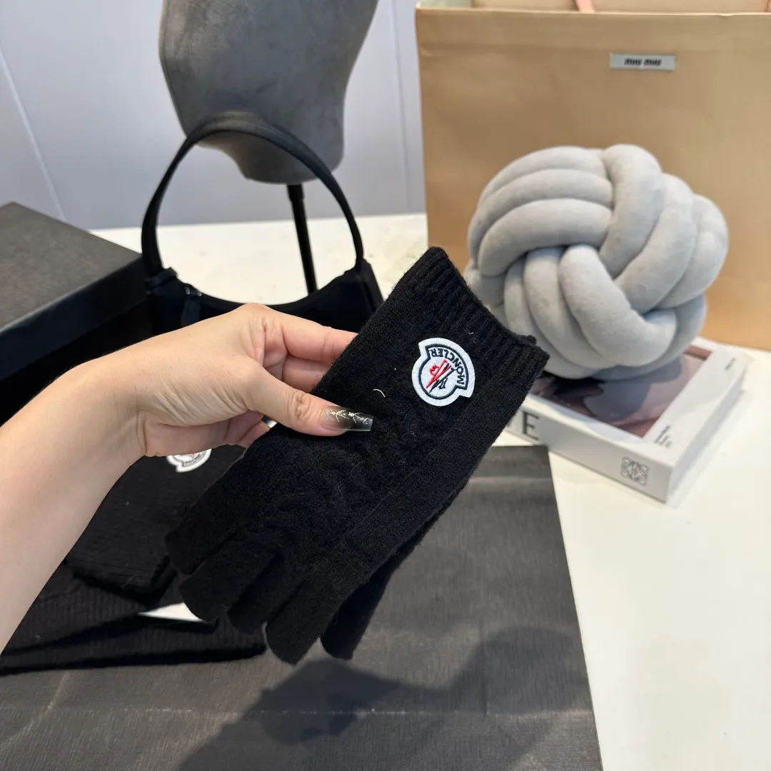 P160 Moncler muzzle suit autumn and winter style cuffed wool knitted beanie High quality customization! This must be my favorite of minimalism. It is clean, neat, fashionable and versatile, and will definitely not be picky about your face shape! A fashionable classic that lasts forever! Both men and women are welcome!
