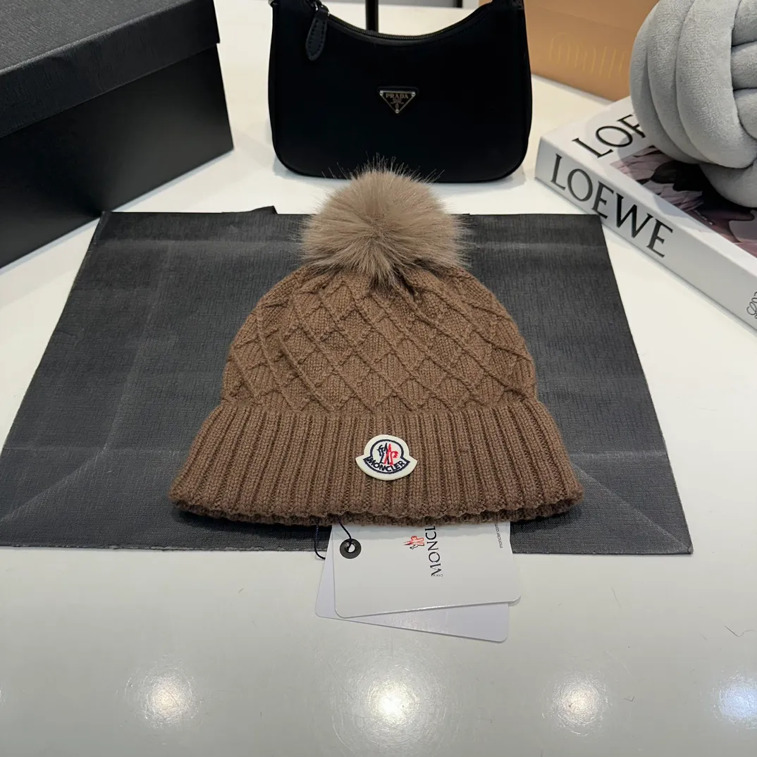 P80 Moncler👒high-end genuine exclusive style, hemp flower knitted hat, made of selected wool, skin-friendly and super soft‼ ️Paired with fox fur balls, it is very age-reducing‼ ️Complete trademark hangtags