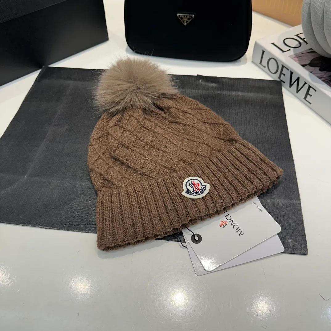 P80 Moncler👒high-end genuine exclusive style, hemp flower knitted hat, made of selected wool, skin-friendly and super soft‼ ️Paired with fox fur balls, it is very age-reducing‼ ️Complete trademark hangtags