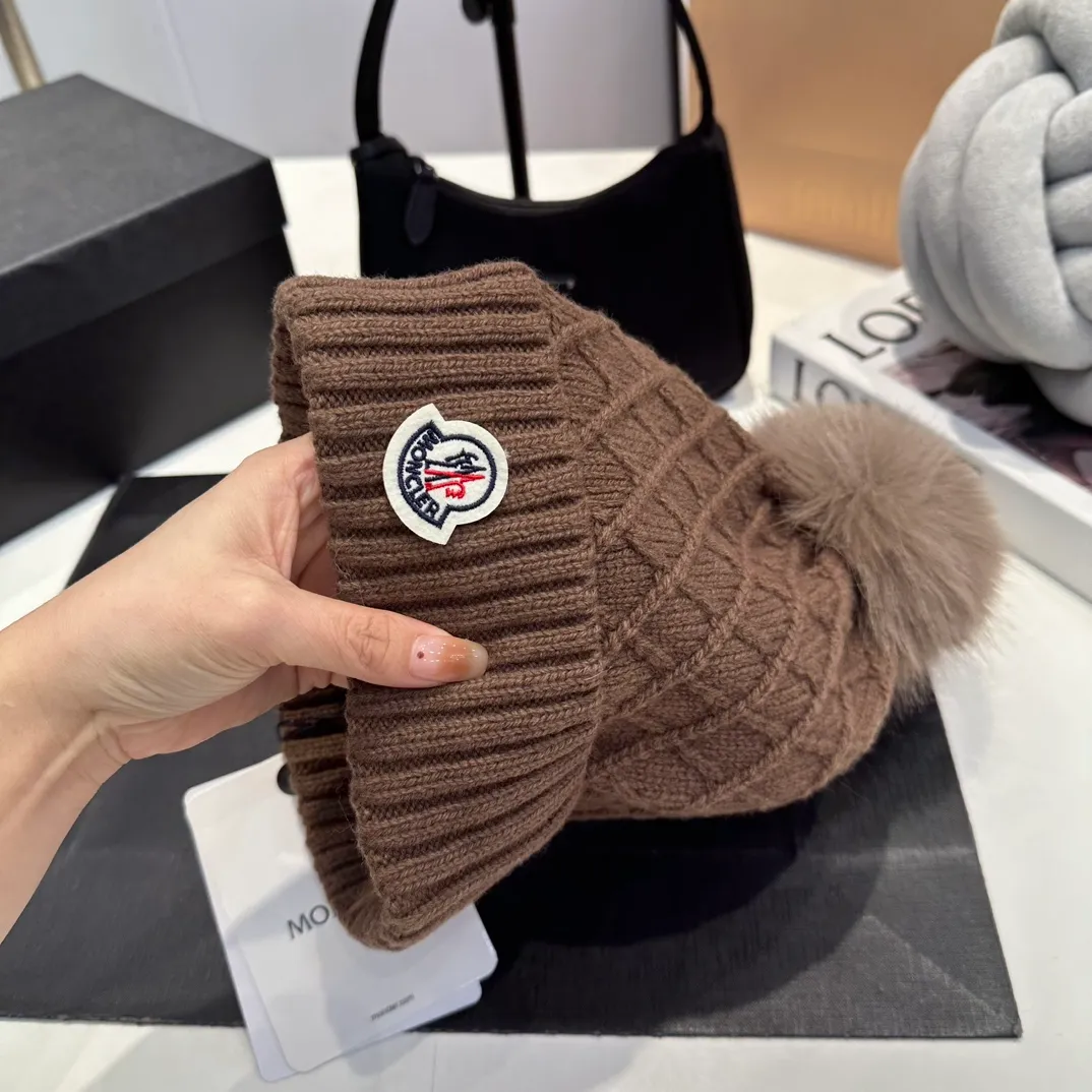 P80 Moncler👒high-end genuine exclusive style, hemp flower knitted hat, made of selected wool, skin-friendly and super soft‼ ️Paired with fox fur balls, it is very age-reducing‼ ️Complete trademark hangtags