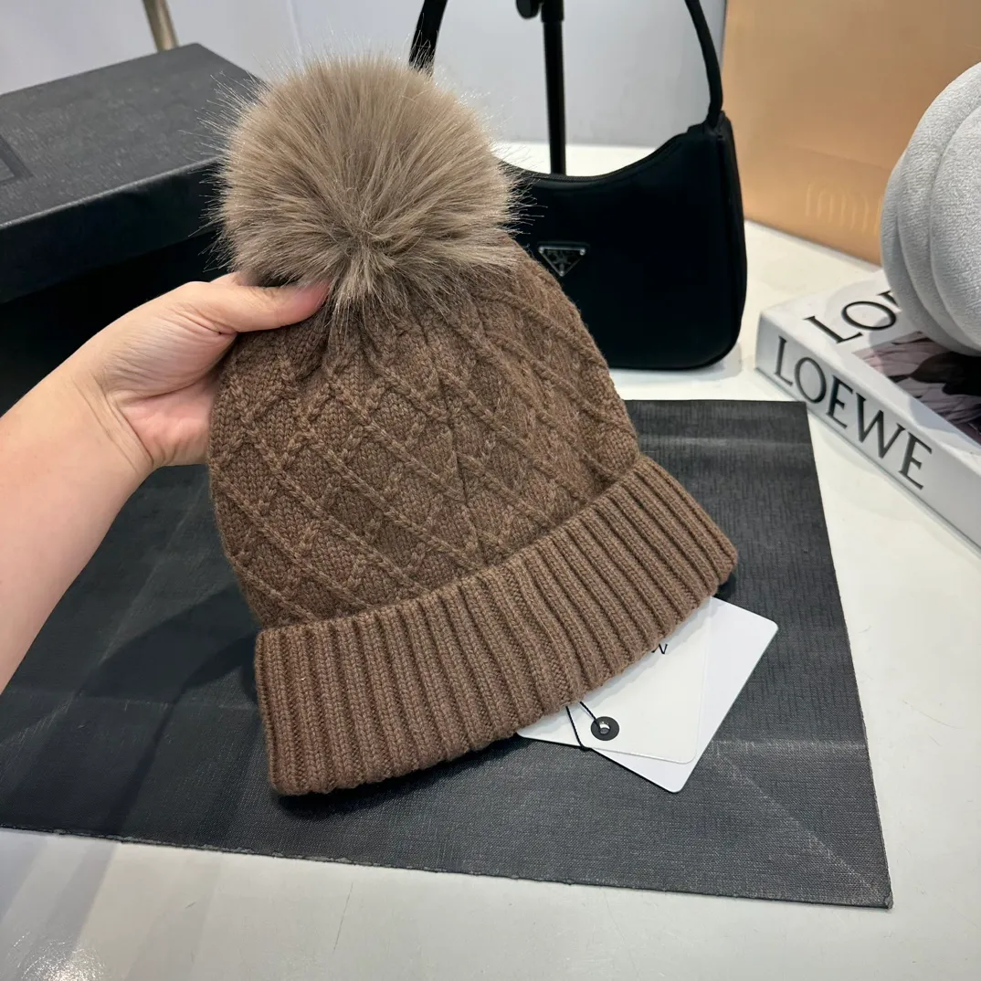 P80 Moncler👒high-end genuine exclusive style, hemp flower knitted hat, made of selected wool, skin-friendly and super soft‼ ️Paired with fox fur balls, it is very age-reducing‼ ️Complete trademark hangtags