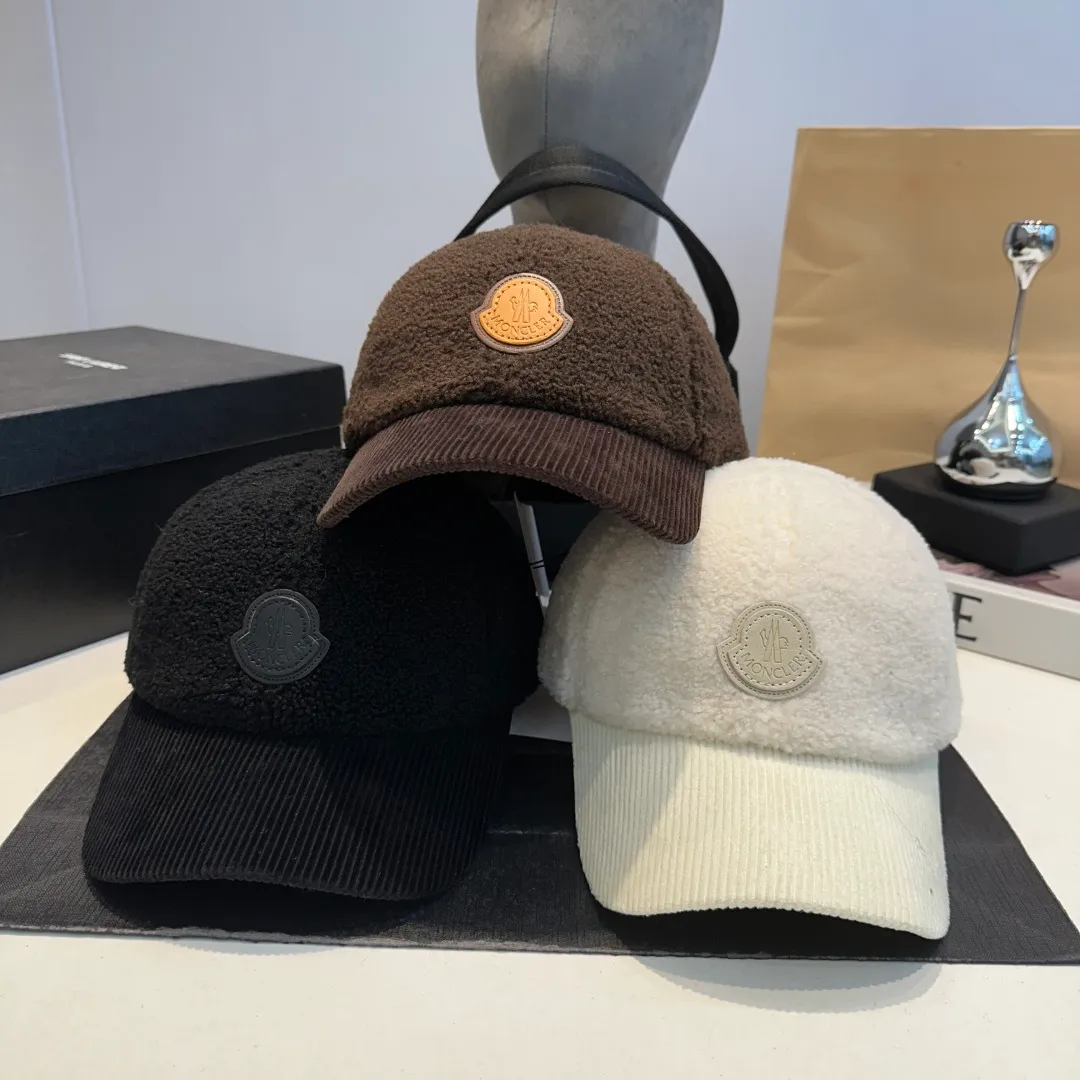 P70 Moncler Mouth Logo Baseball Cap, a must-have item for no-makeup makeup. It looks cool when paired with sweaters and T-shirts! The days when I don’t wash my hair all depend on this hat~
