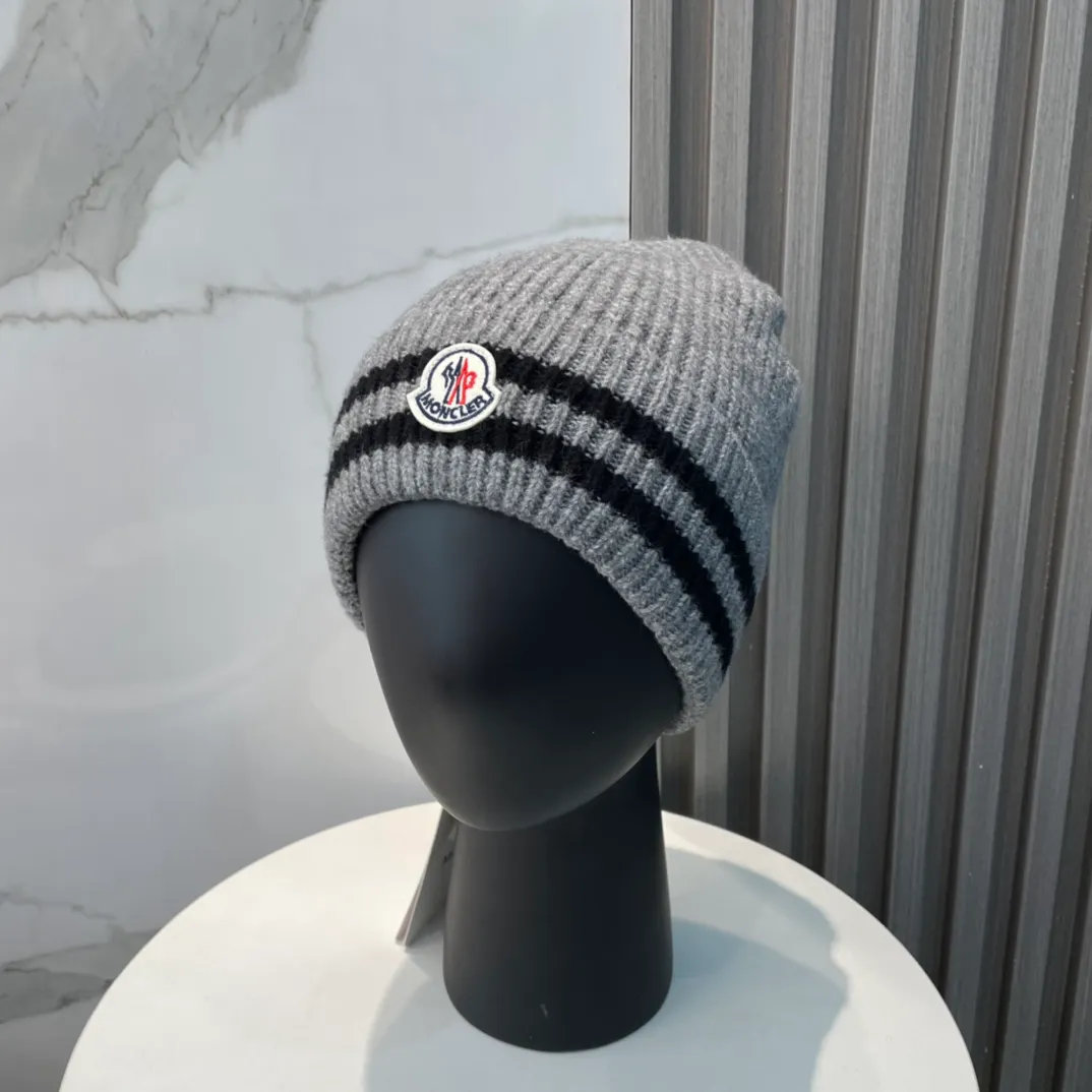 P56 Moncler👒Classic original single-mouthed knitted beanie, made of selected wool fabric with ultra-high wool content‼ ️Super soft to the touch, extremely elastic, high-end, age-reducing, and super warm!