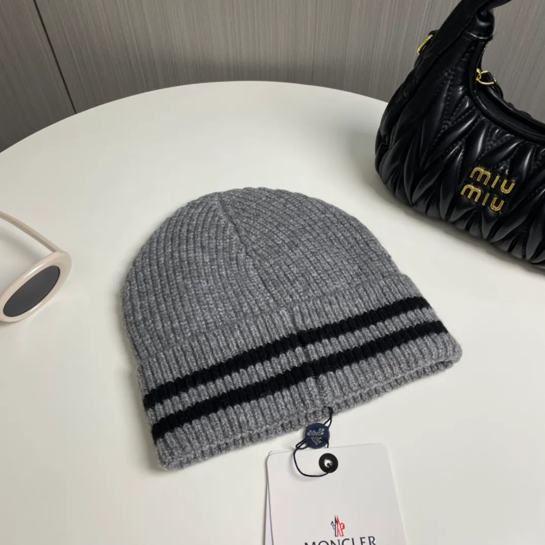 P56 Moncler👒Classic original single-mouthed knitted beanie, made of selected wool fabric with ultra-high wool content‼ ️Super soft to the touch, extremely elastic, high-end, age-reducing, and super warm!