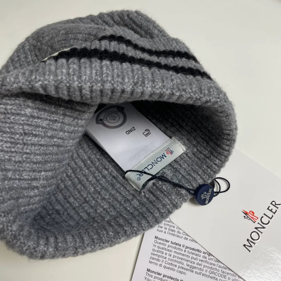 P56 Moncler👒Classic original single-mouthed knitted beanie, made of selected wool fabric with ultra-high wool content‼ ️Super soft to the touch, extremely elastic, high-end, age-reducing, and super warm!