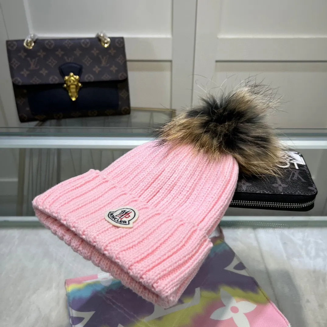 P70 comes with dust-proof bag. Mouth-mounted MONCLER 〈Suitable for adults, children, children and teenagers, great elasticity,〉 Comes with wool ball knitting! The latest wool knitted hat from the official website, a replica of the original one from the official website. Very soft and skin-friendly, with good elasticity! Textured and very versatile style~ Warm woolen hat, one size fits all and elastic~ Unisex, can be worn by any head size. Really recommended