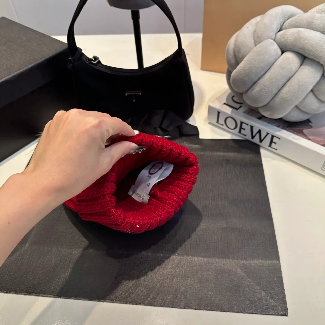 P50 high version Moncler Moncler 💥 Official website classic knitted hat, replica of the original. Very soft and skin-friendly, very elastic 💓 Textured and very versatile style ~ Warm cashmere woolen hat, one size fits all and elastic ~ Unisex, can be worn by any head size. Super quality, highly recommended