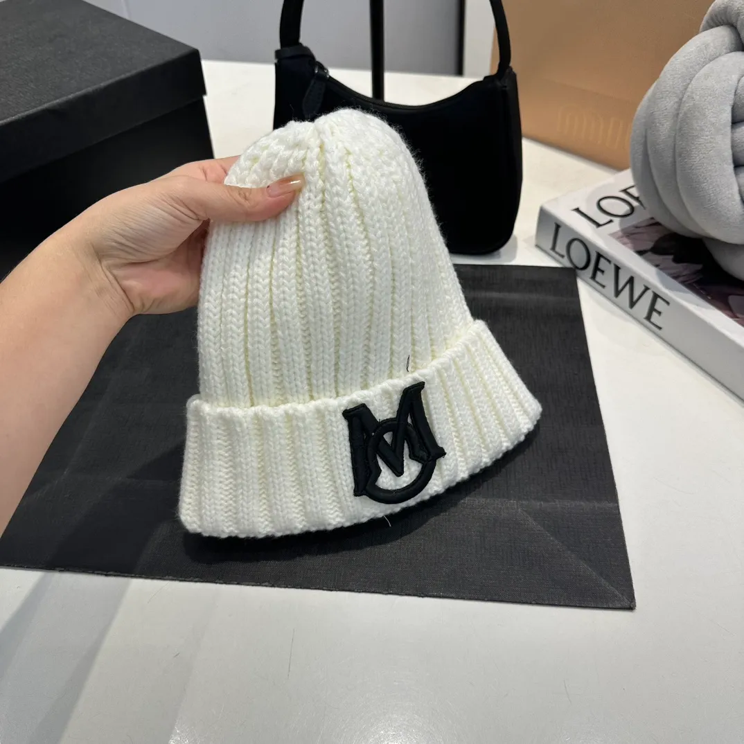 P60 Moncler 💥 Official website classic knitted hat, replica of the original. Very soft and skin-friendly, very elastic 💓 Textured and very versatile style ~ Warm cashmere woolen hat, one size fits all and elastic ~ Unisex, can be worn by any head size. Super quality, highly recommended