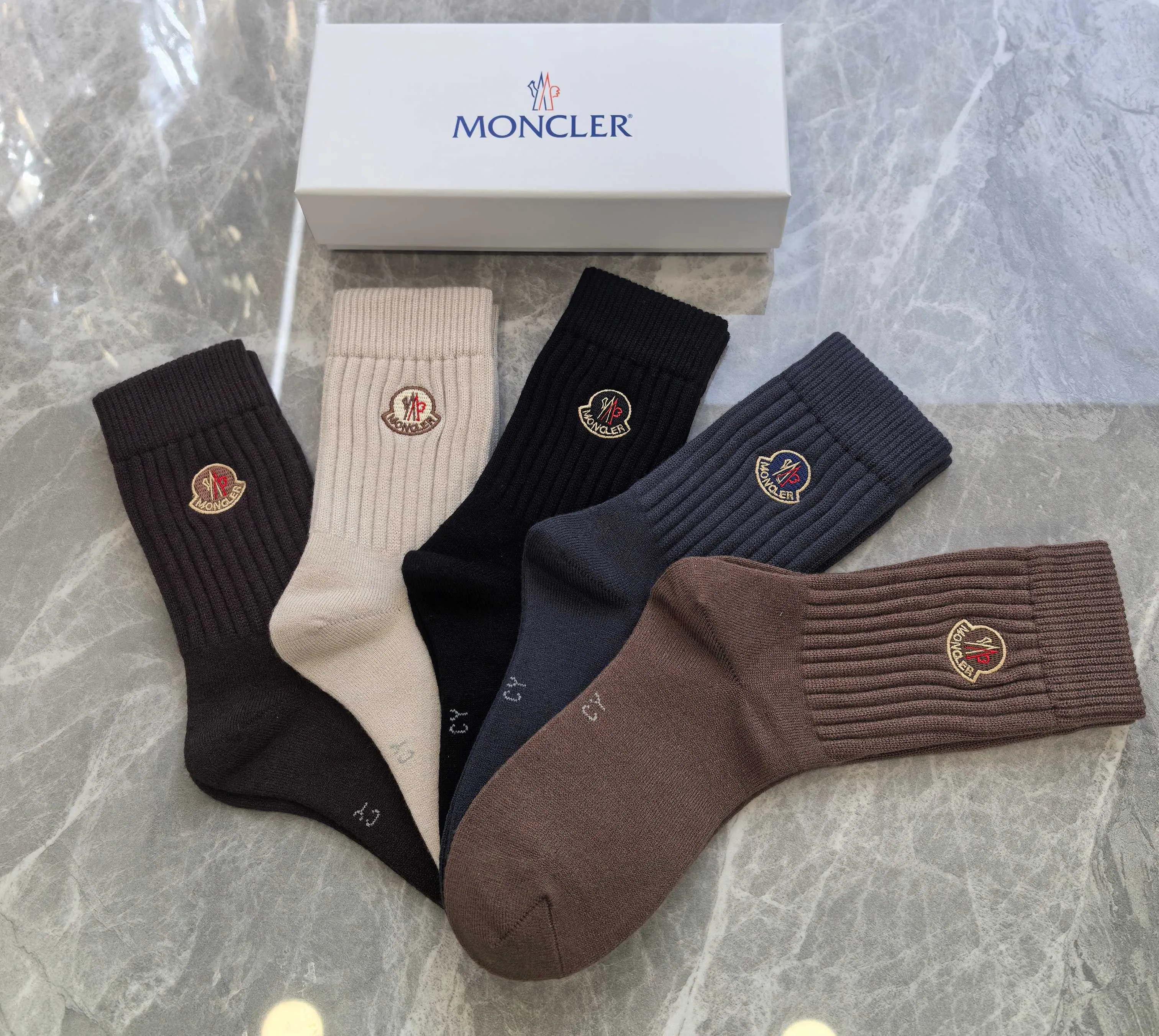 Special P100💛 Comes with counter packaging MONCLER’s latest cashmere embroidered mid-length pile socks! Five pairs in a box, synchronized tube socks at the counter, 💛 big brands are out, a must-have for fashionistas 🔥 super easy to match