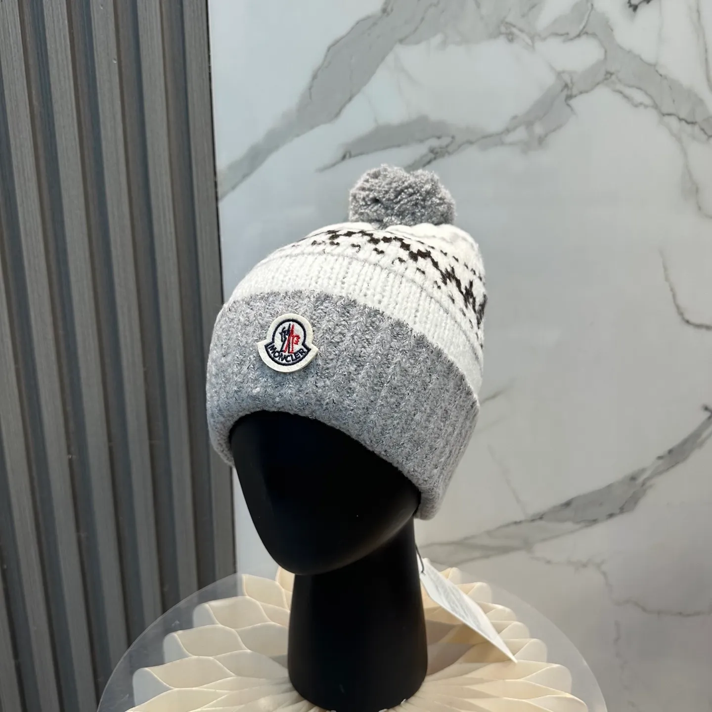 P70 high version Moncler knitted hat with mouth, very soft and skin-friendly, very elastic 💓 Textured and very versatile style ~ Warm cashmere woolen hat, one size fits all and elastic ~ Unisex, can be worn by any head size. Super quality, highly recommended