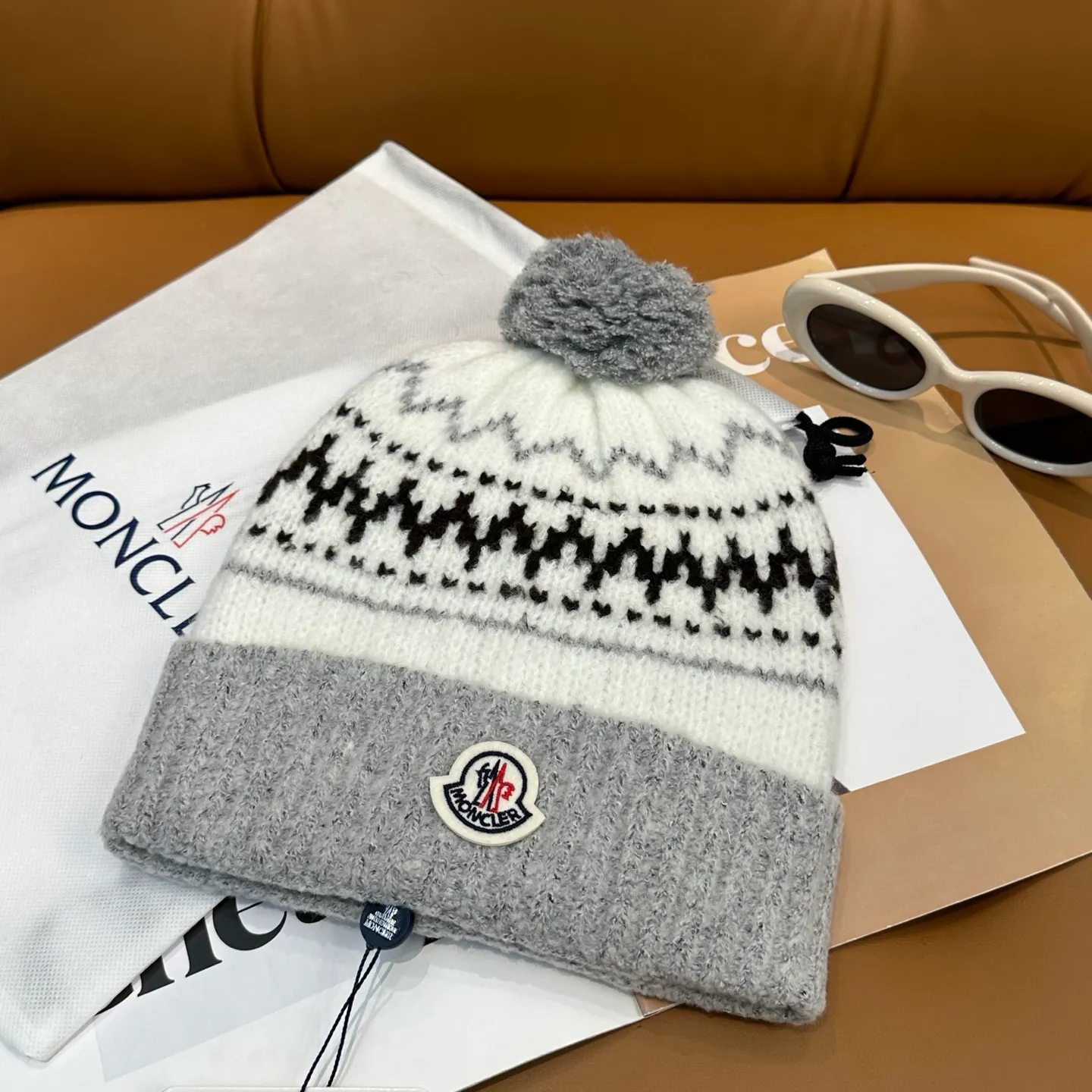 P70 high version Moncler knitted hat with mouth, very soft and skin-friendly, very elastic 💓 Textured and very versatile style ~ Warm cashmere woolen hat, one size fits all and elastic ~ Unisex, can be worn by any head size. Super quality, highly recommended