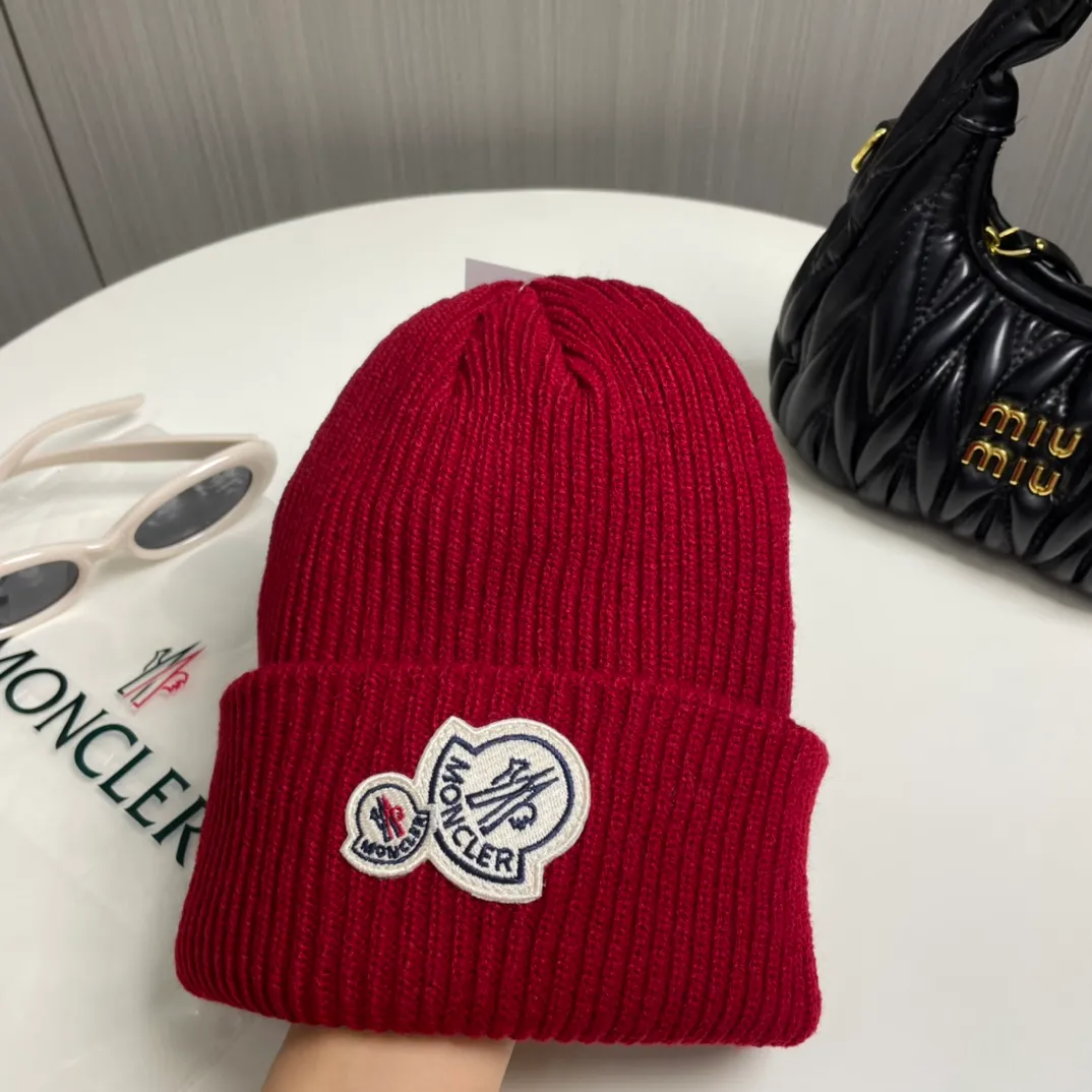 P66 comes with a dust bag for Moncler💥Official classic knitted hat, replica of the original. Very soft and skin-friendly, very elastic💓Texy and very versatile style~ Warm cashmere woolen hat, one size fits all and elastic~ Unisex, can be worn by any head size. Excellent quality, highly recommended