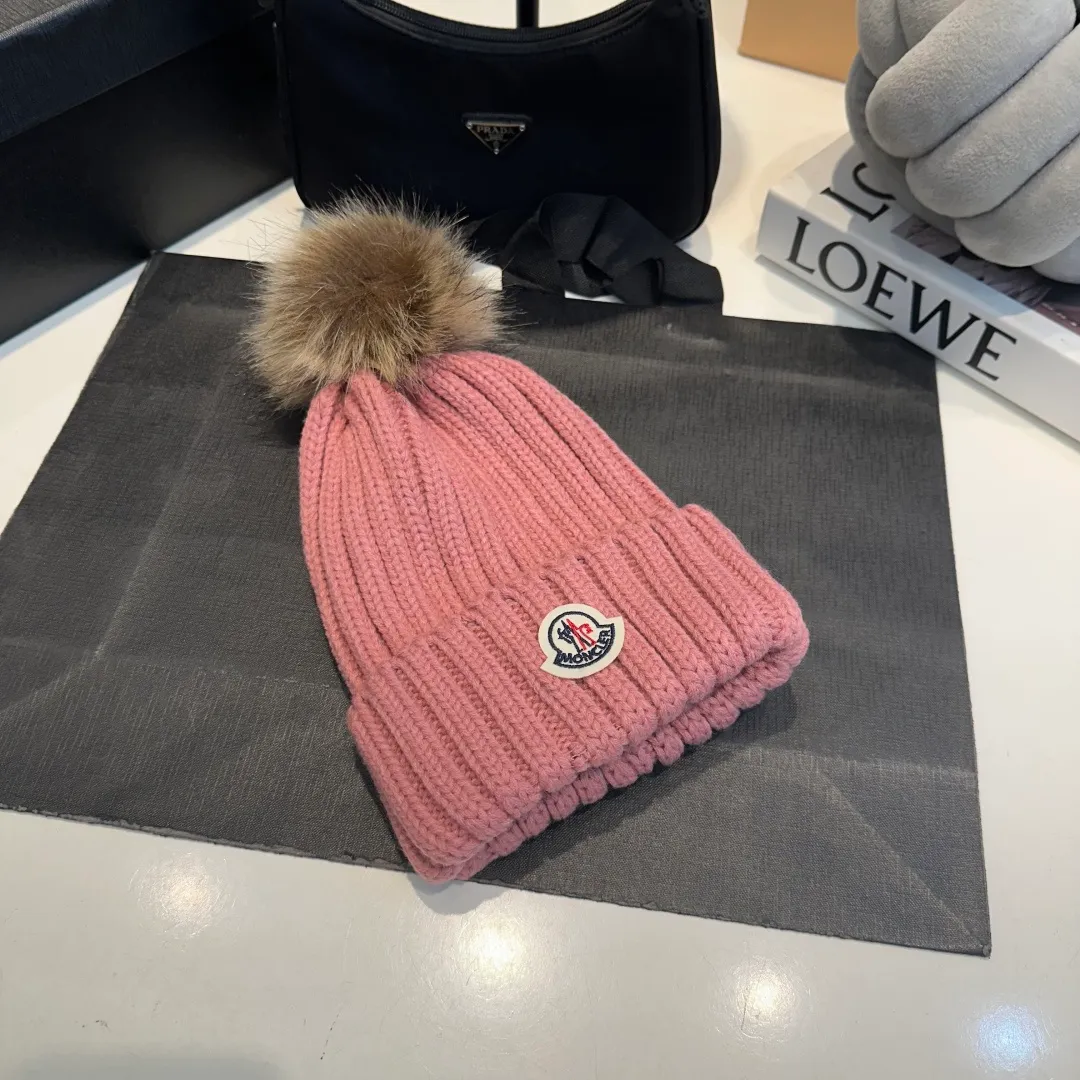 P50 high version Moncler Moncler 💥 Official website classic knitted hat, replica of the original. Very soft and skin-friendly, very elastic 💓 Textured and very versatile style ~ Warm cashmere woolen hat, one size fits all and elastic ~ Unisex, can be worn by any head size. Super quality, highly recommended