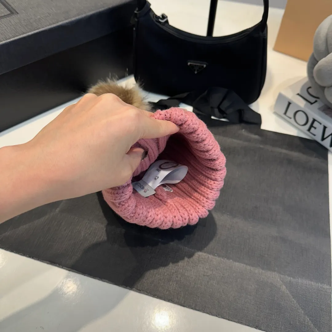 P50 high version Moncler Moncler 💥 Official website classic knitted hat, replica of the original. Very soft and skin-friendly, very elastic 💓 Textured and very versatile style ~ Warm cashmere woolen hat, one size fits all and elastic ~ Unisex, can be worn by any head size. Super quality, highly recommended