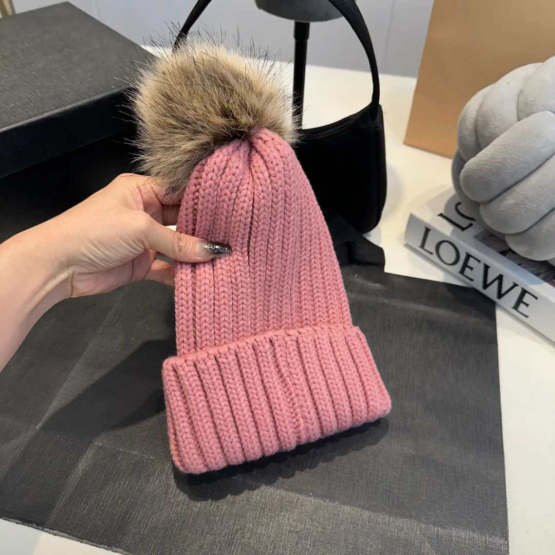 P50 high version Moncler Moncler 💥 Official website classic knitted hat, replica of the original. Very soft and skin-friendly, very elastic 💓 Textured and very versatile style ~ Warm cashmere woolen hat, one size fits all and elastic ~ Unisex, can be worn by any head size. Super quality, highly recommended