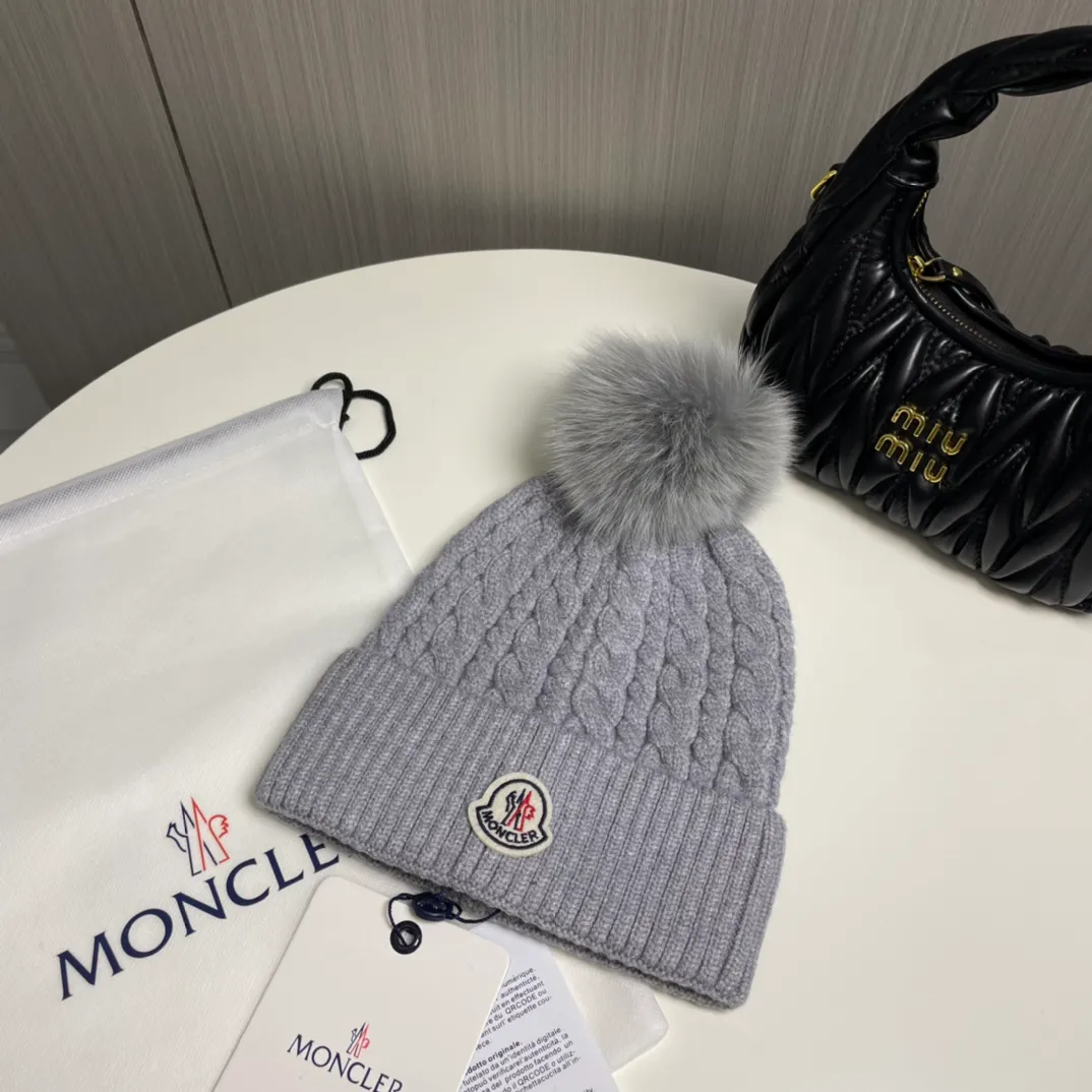 P90 with dust bag Moncler👒Classic original single-mouthed knitted wool hat, made of selected wool fabrics with ultra-high wool content‼ ️It feels super soft and has excellent elasticity. The rabbit fur ball is high-end, age-reducing and super warm!