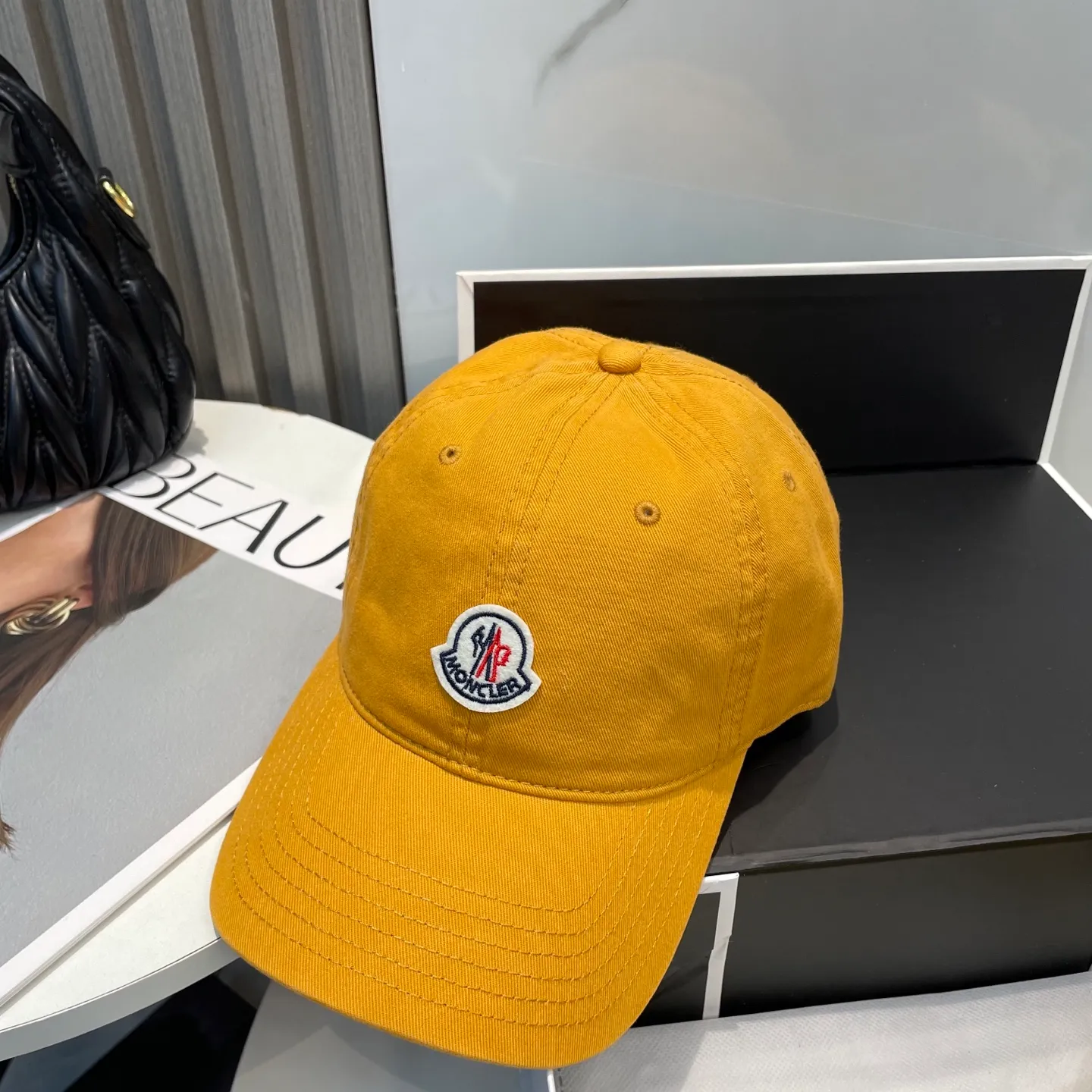P50 MONCLER new baseball cap, a fashionable street item with a very good style, a favorite among Internet celebrities and fashion bloggers! High quality, comfortable and breathable, concave shape looks good