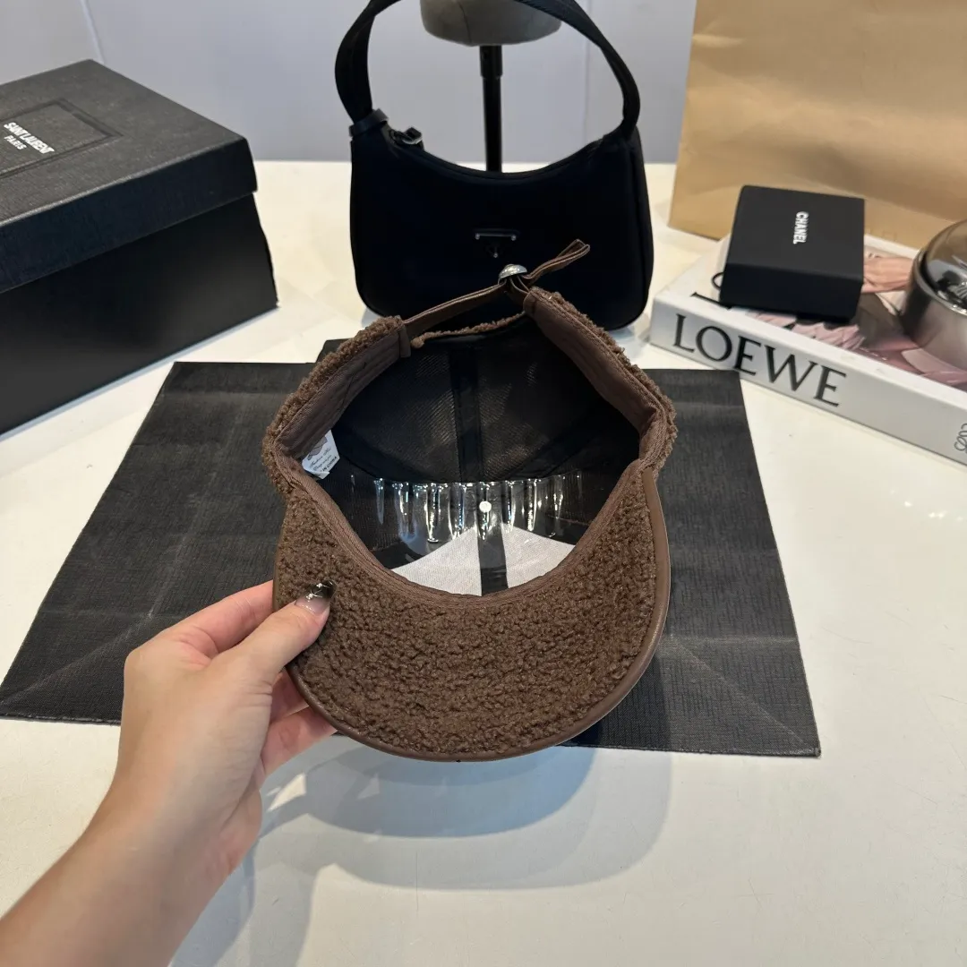 P 54 MONCLER lambswool and leather baseball cap with mouth, suitable for young and fashionable people, with strong visual effect, three-dimensional letters, good-looking and high-quality!