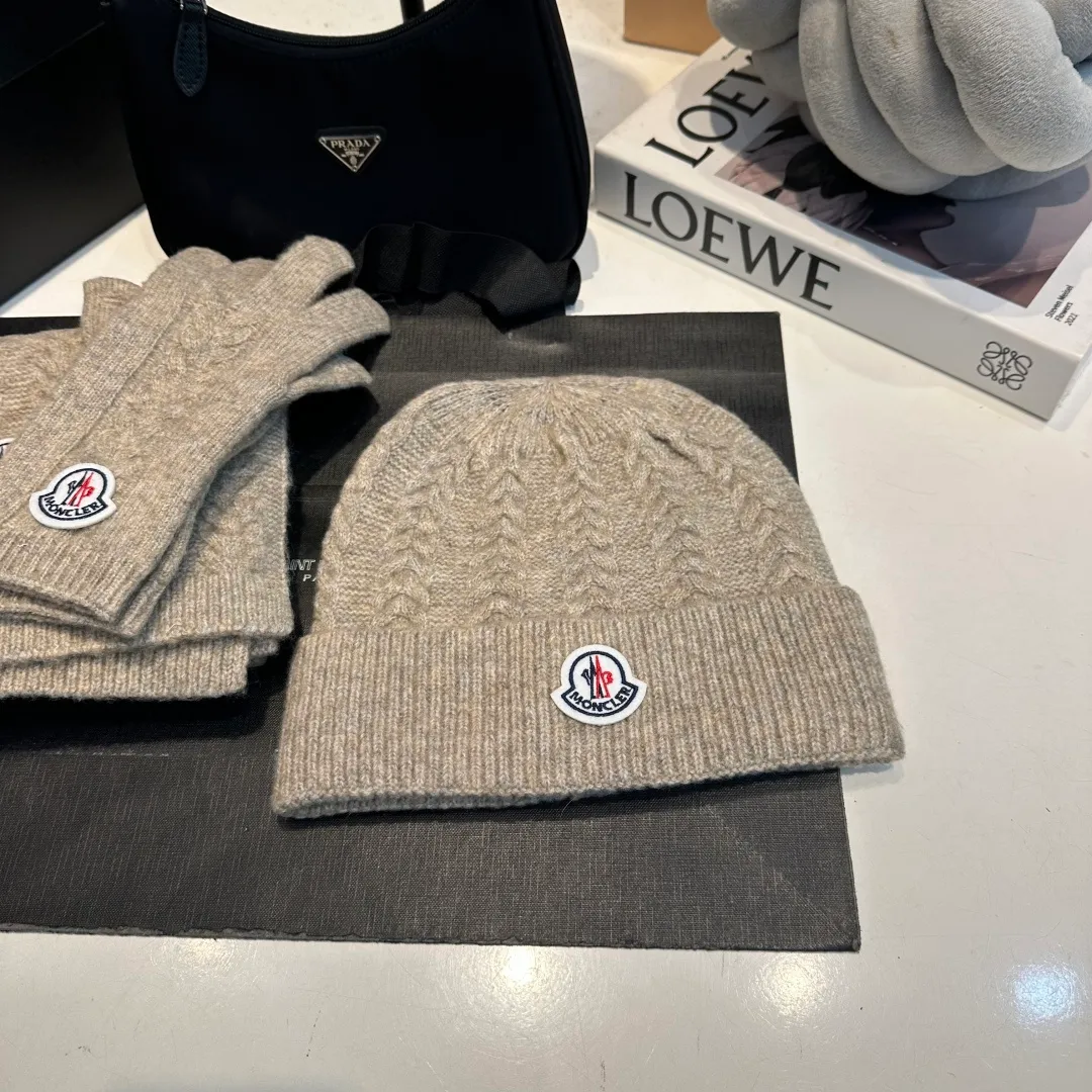 P160 Moncler muzzle suit autumn and winter style cuffed wool knitted beanie High quality customization! This must be my favorite of minimalism. It is clean, neat, fashionable and versatile, and will definitely not be picky about your face shape! A fashionable classic that lasts forever! Both men and women are welcome!