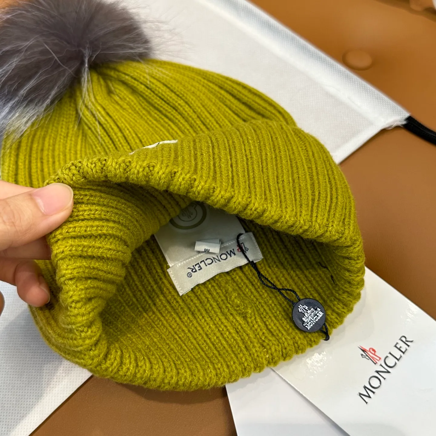 P100 with dust bag, high version Moncler Moncler 💥Official website classic knitted hat, replica of the original. Very soft and skin-friendly, very elastic 💓 Textured and very versatile style ~ Warm cashmere woolen hat, one size fits all and elastic ~ Unisex, can be worn by any head size. Super quality, highly recommended