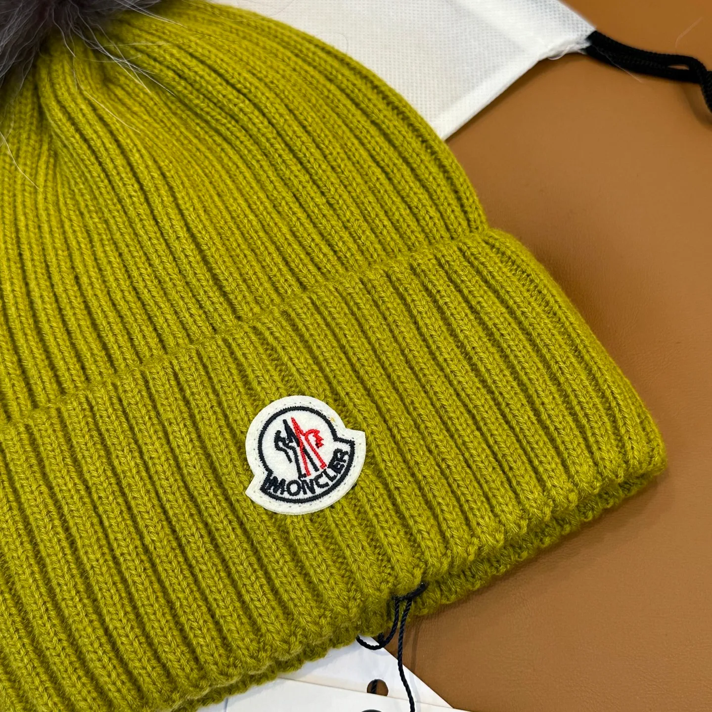 P100 with dust bag, high version Moncler Moncler 💥Official website classic knitted hat, replica of the original. Very soft and skin-friendly, very elastic 💓 Textured and very versatile style ~ Warm cashmere woolen hat, one size fits all and elastic ~ Unisex, can be worn by any head size. Super quality, highly recommended