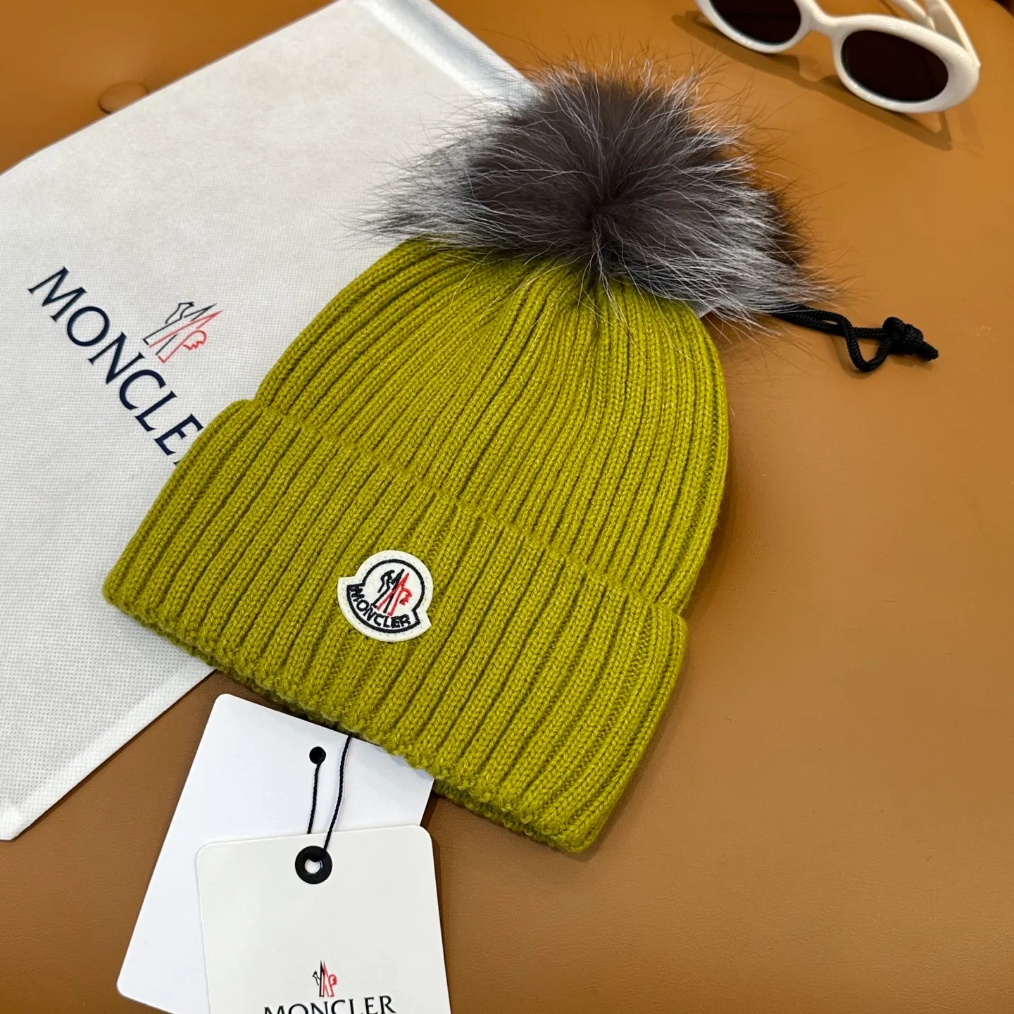 P100 with dust bag, high version Moncler Moncler 💥Official website classic knitted hat, replica of the original. Very soft and skin-friendly, very elastic 💓 Textured and very versatile style ~ Warm cashmere woolen hat, one size fits all and elastic ~ Unisex, can be worn by any head size. Super quality, highly recommended
