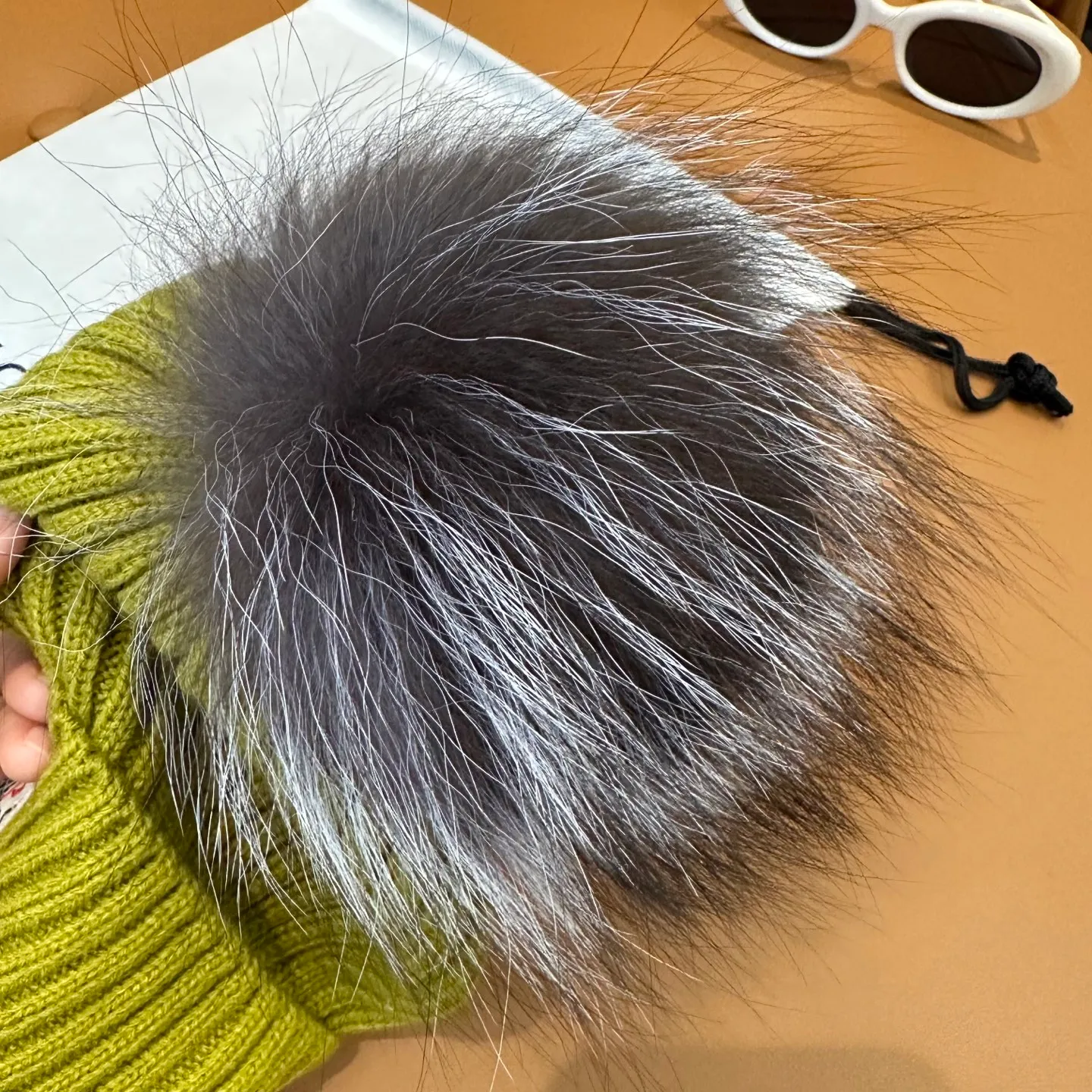 P100 with dust bag, high version Moncler Moncler 💥Official website classic knitted hat, replica of the original. Very soft and skin-friendly, very elastic 💓 Textured and very versatile style ~ Warm cashmere woolen hat, one size fits all and elastic ~ Unisex, can be worn by any head size. Super quality, highly recommended