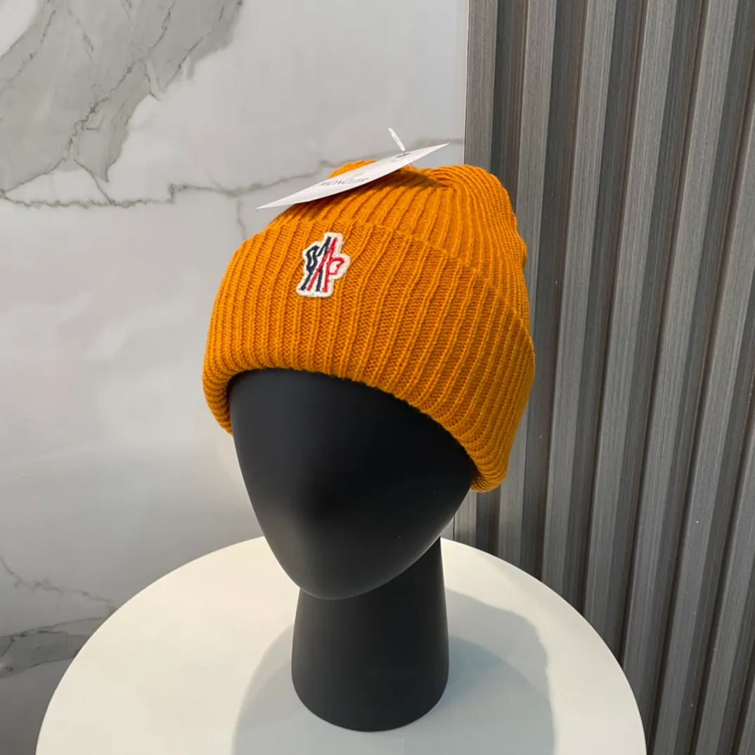 P50💰 Comes with dust bag Moncler💥 Official website classic knitted hat, original replica. Very soft and skin-friendly, very elastic 💓 Textured and very versatile style ~ Warm cashmere woolen hat, one size fits all and elastic ~ Unisex, can be worn by any head size. Super quality, highly recommended