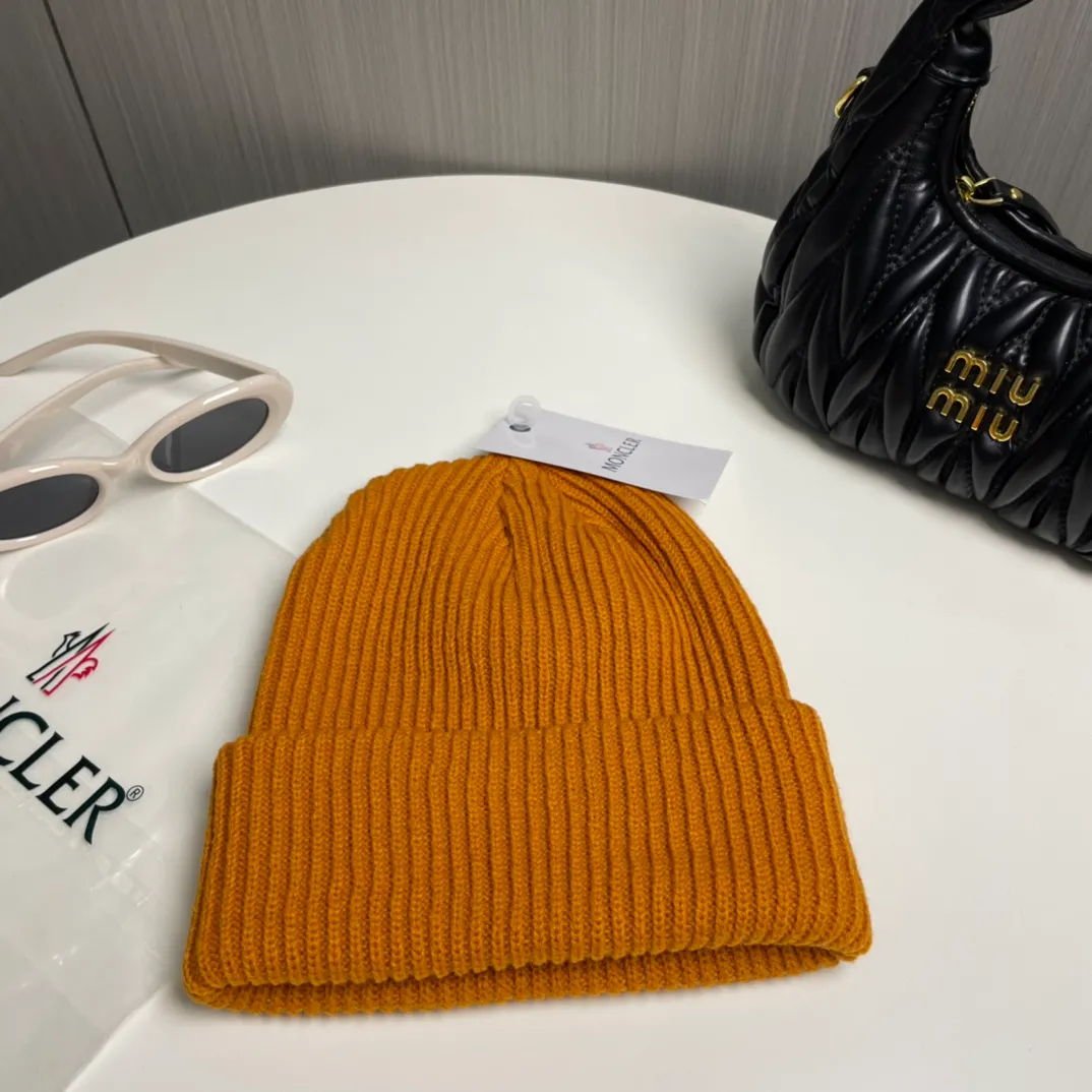 P50💰 Comes with dust bag Moncler💥 Official website classic knitted hat, original replica. Very soft and skin-friendly, very elastic 💓 Textured and very versatile style ~ Warm cashmere woolen hat, one size fits all and elastic ~ Unisex, can be worn by any head size. Super quality, highly recommended