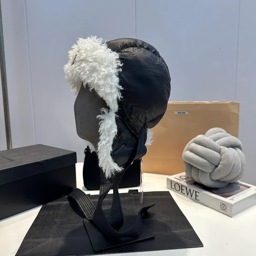 P80 Moncler Muzzle Lei Feng Hat is super warm. This teddy bear jacket is made of high-end blended lamb wool fabric. It feels really good and super soft. The plush material and goose down filling make it visually warm and full of security. This is a must-have lamb down cotton hat for autumn and winter.