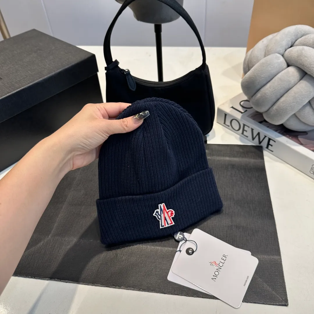 P50 MONCLER Mouth Mouth 🎩 Knitted Beanie, good quality, high-end, super soft! Super hot💖The texture is great and it’s great to match when out on the street! Fashion trends! A must-have item for autumn and winter, the same style for men and women is available now!