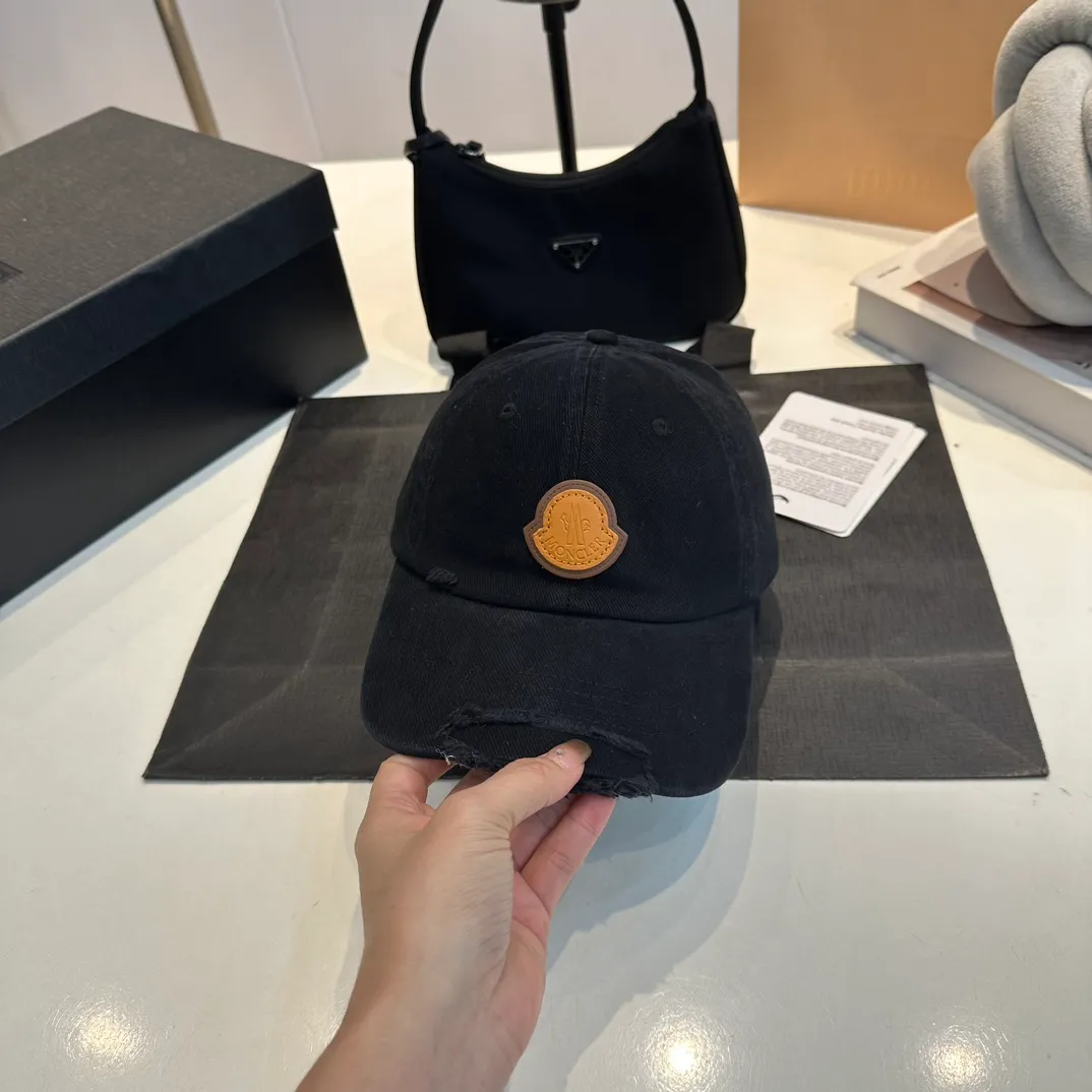 P60 MONCLER autumn and winter ripped baseball cap, suitable for young and fashionable people. It has a strong visual effect, good-looking and high-quality!