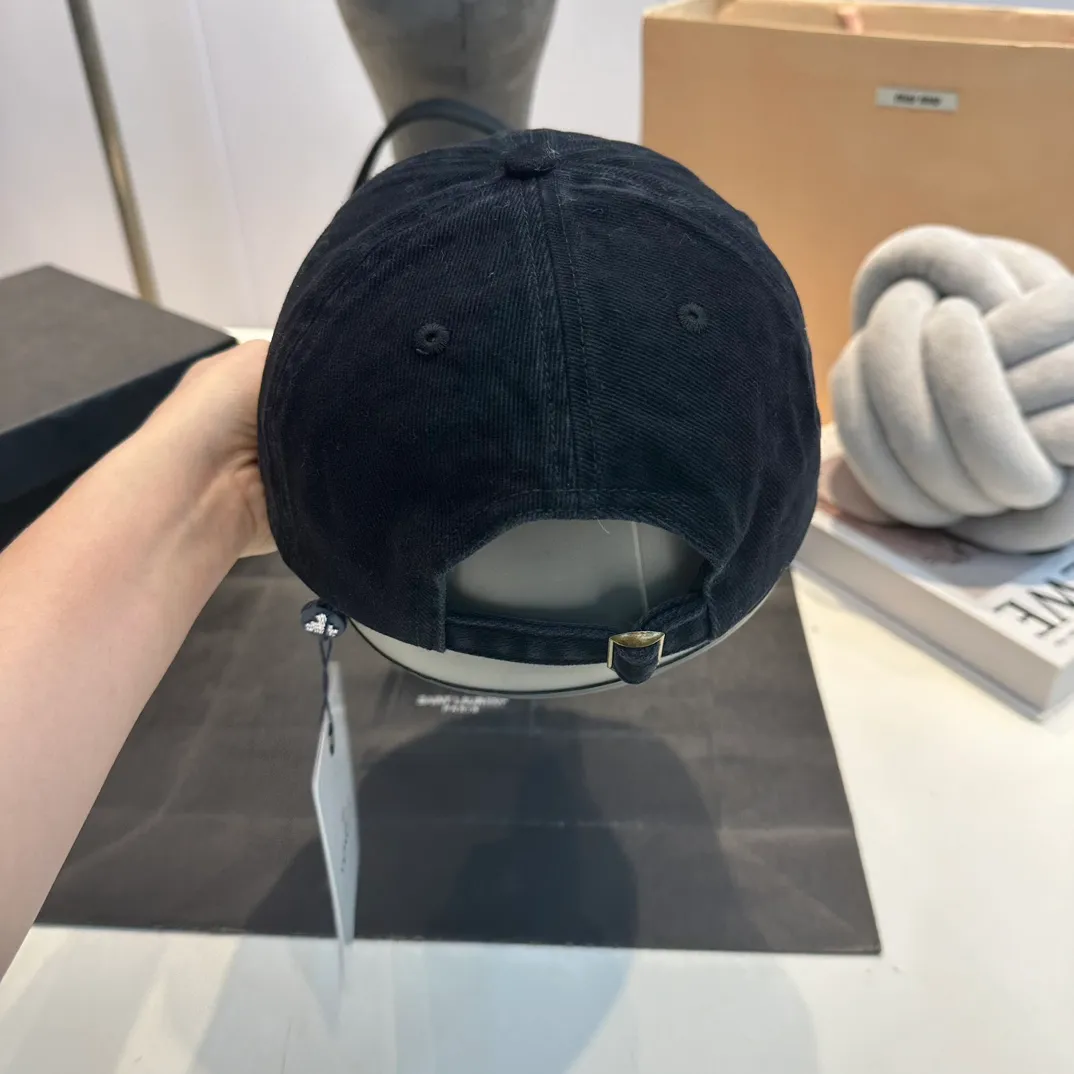P60 MONCLER autumn and winter ripped baseball cap, suitable for young and fashionable people. It has a strong visual effect, good-looking and high-quality!