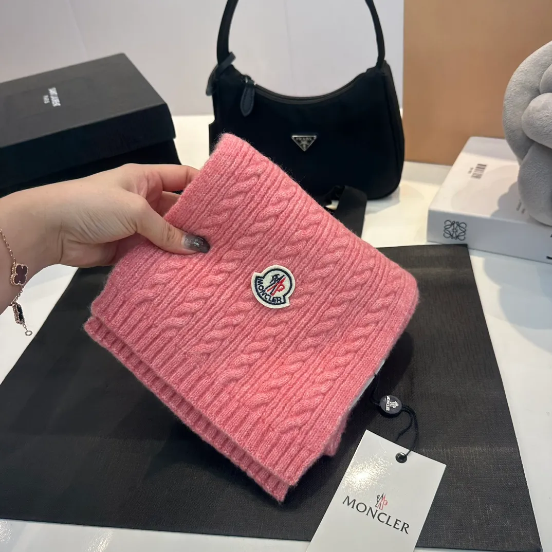 P90 MONCLER, classic cashmere and rabbit fleece quality! It's warm and super comfortable~A magical tool for young ladies to reduce their age in winter~This is the only thing you need this winter that's both warm and fashionable! Unisex model! Can be made as a couple model