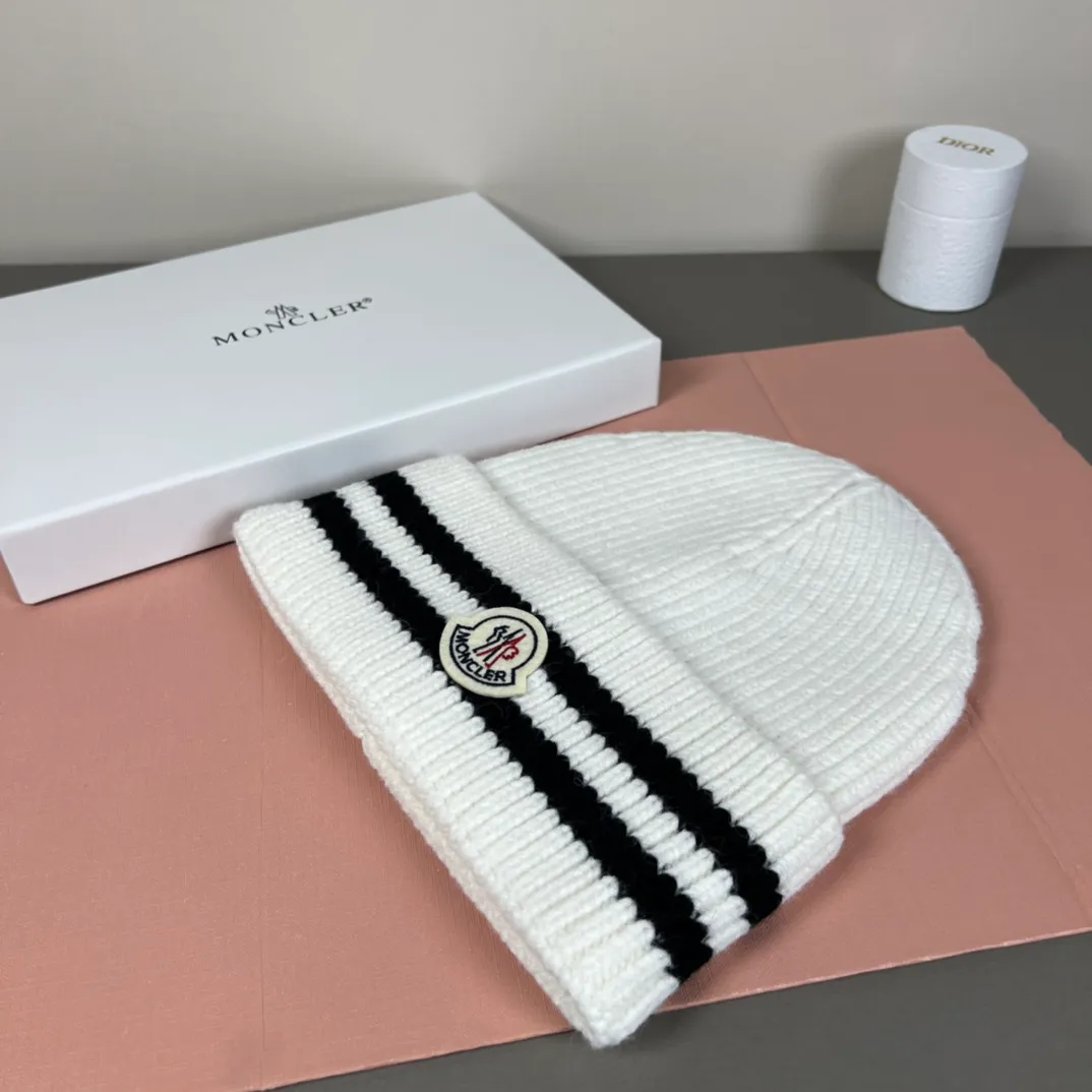 P52 comes with dust bag. MONCLER mouth-covered 🎩 knitted beanie, comes with QR code, good quality, high-end, super soft! Super hot💖The texture is great and it’s great to match when out on the street! Fashion trends! A must-have item for autumn and winter, the same style for men and women is available now!