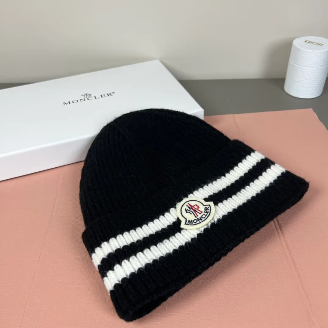 P52 comes with dust bag. MONCLER mouth-covered 🎩 knitted beanie, comes with QR code, good quality, high-end, super soft! Super hot💖The texture is great and it’s great to match when out on the street! Fashion trends! A must-have item for autumn and winter, the same style for men and women is available now!
