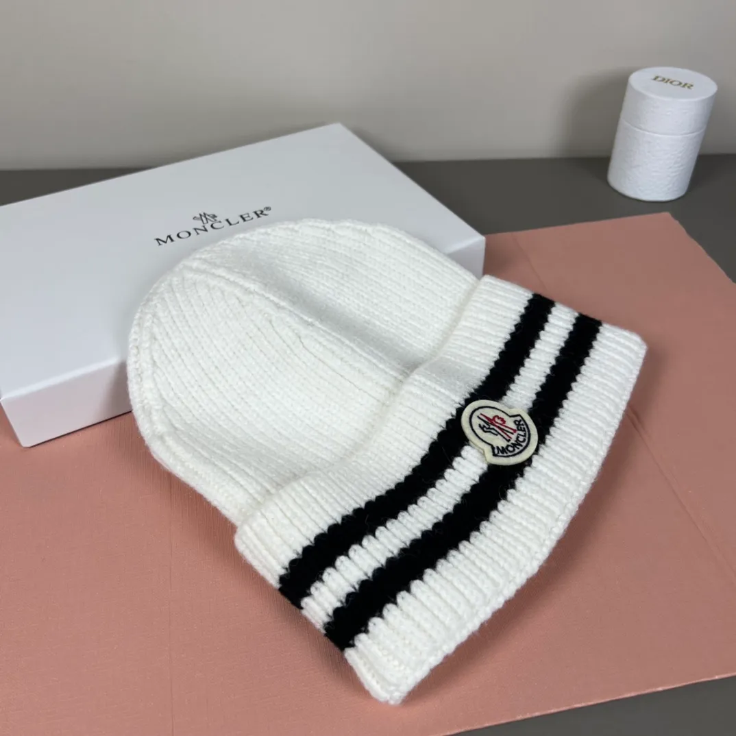 P52 comes with dust bag. MONCLER mouth-covered 🎩 knitted beanie, comes with QR code, good quality, high-end, super soft! Super hot💖The texture is great and it’s great to match when out on the street! Fashion trends! A must-have item for autumn and winter, the same style for men and women is available now!