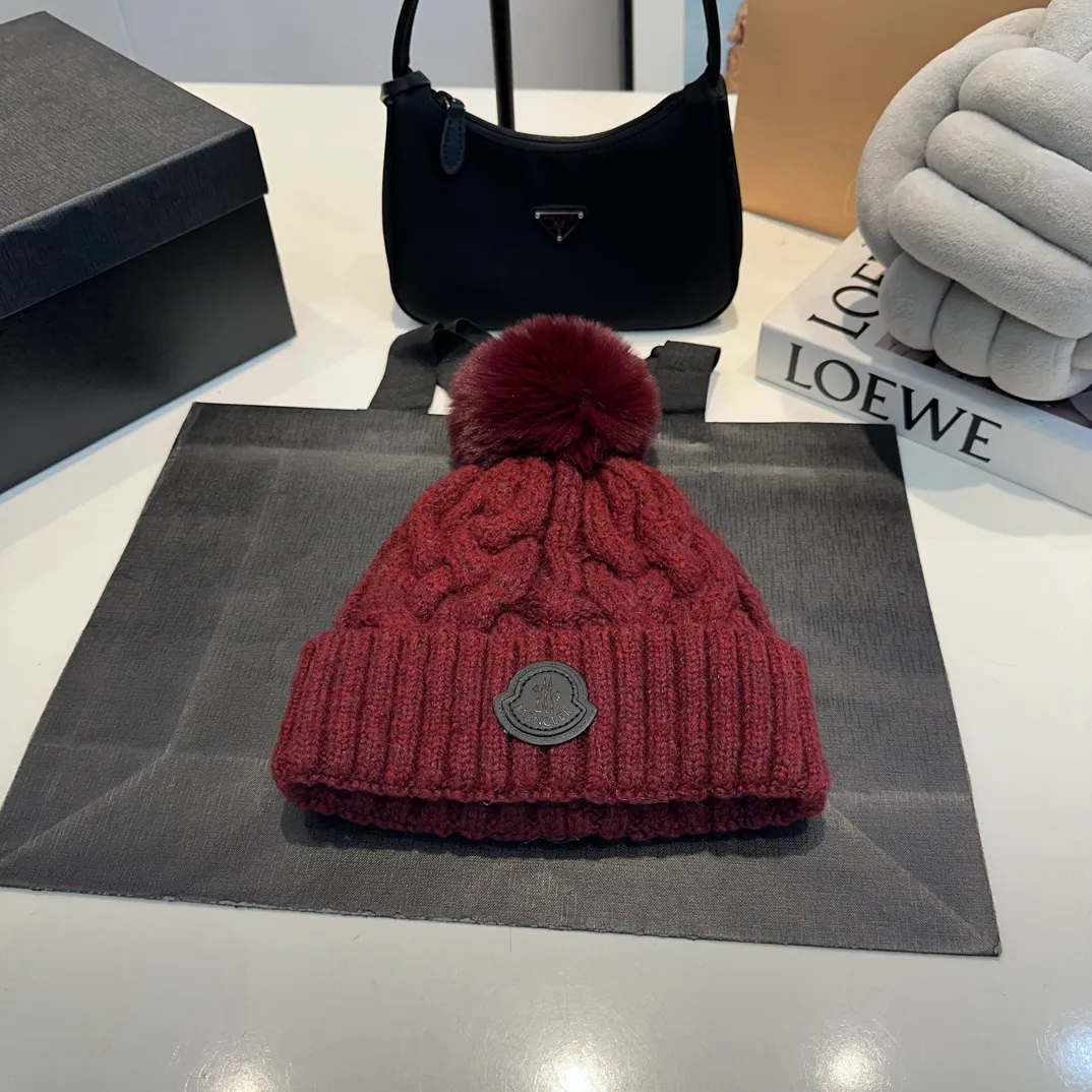 P70 Moncler 💥 Official website classic knitted hat, replica of the original. Very soft and skin-friendly, very elastic 💓 Textured and very versatile style ~ Warm cashmere woolen hat, one size fits all and elastic ~ Unisex, can be worn by any head size. Super quality, highly recommended